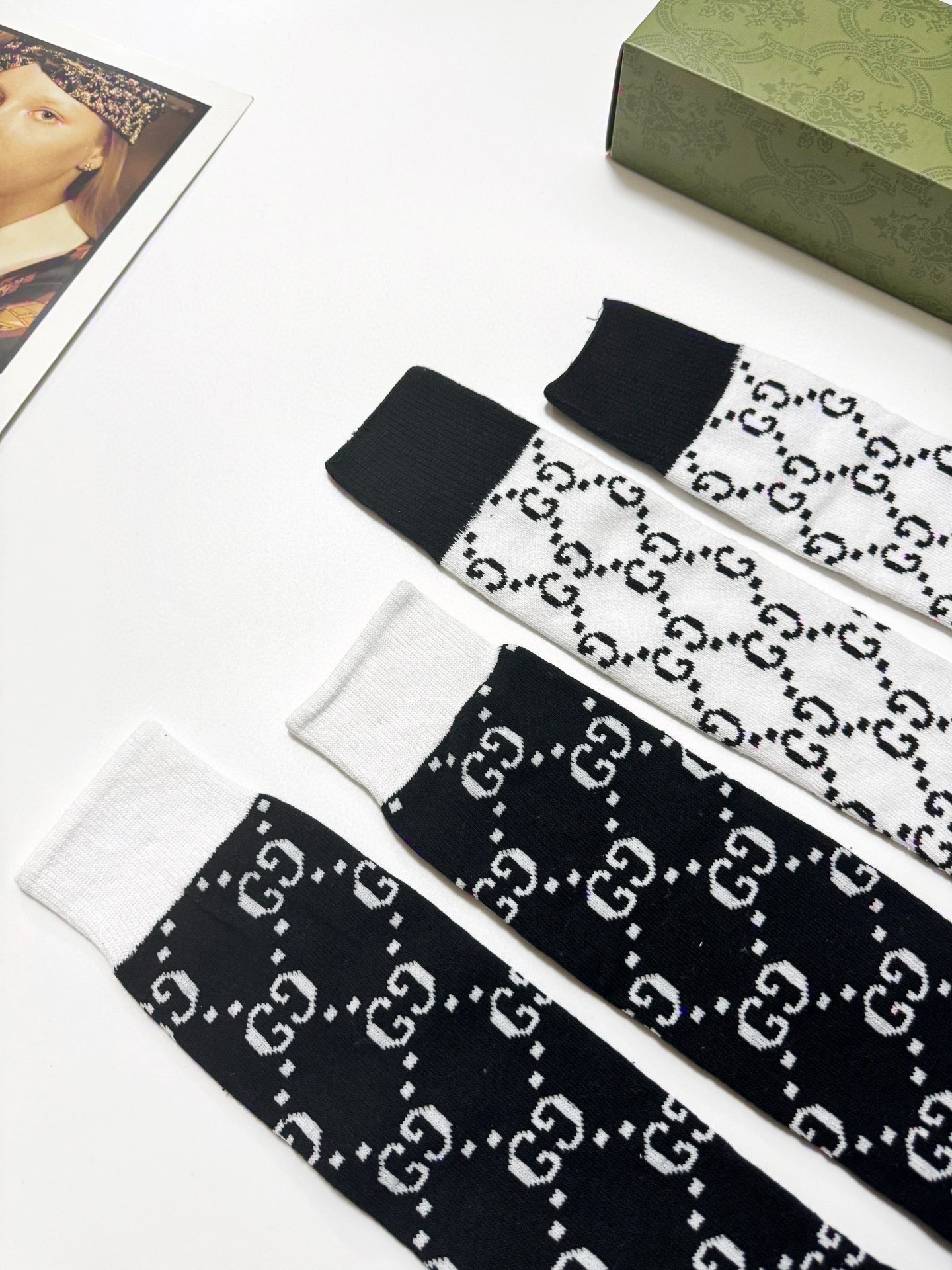 配包装🌟【一盒2 双】🌟Gucci 古奇 爆款双G字母 长筒袜 小腿袜🔥专柜同步发售ing ，巨多明星红