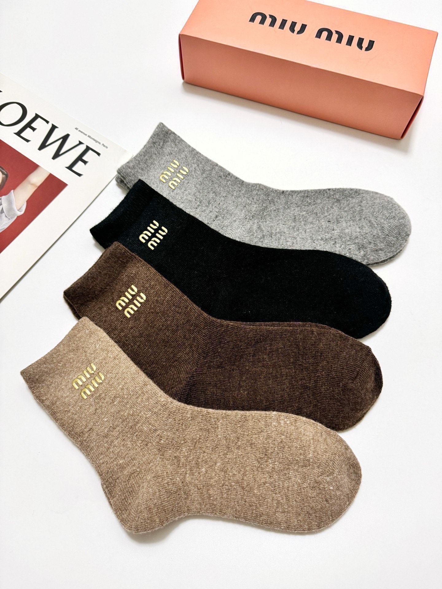 配包装🌟【一盒4 双】🌟缪缪 miumiu 经典字母 logo羊毛 中筒袜 ！超级软糯亲肤！🌟ins爆款