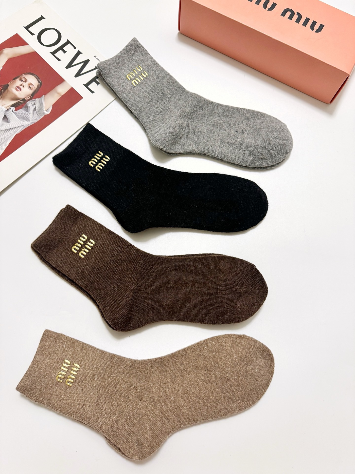 配包装🌟【一盒4 双】🌟缪缪 miumiu 经典字母 logo羊毛 中筒袜 ！超级软糯亲肤！🌟ins爆款