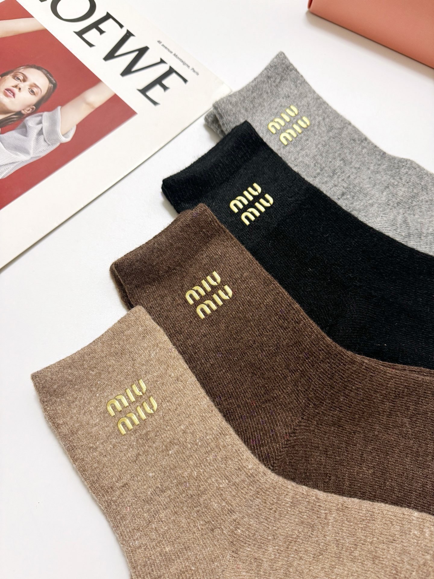 配包装🌟【一盒4 双】🌟缪缪 miumiu 经典字母 logo羊毛 中筒袜 ！超级软糯亲肤！🌟ins爆款