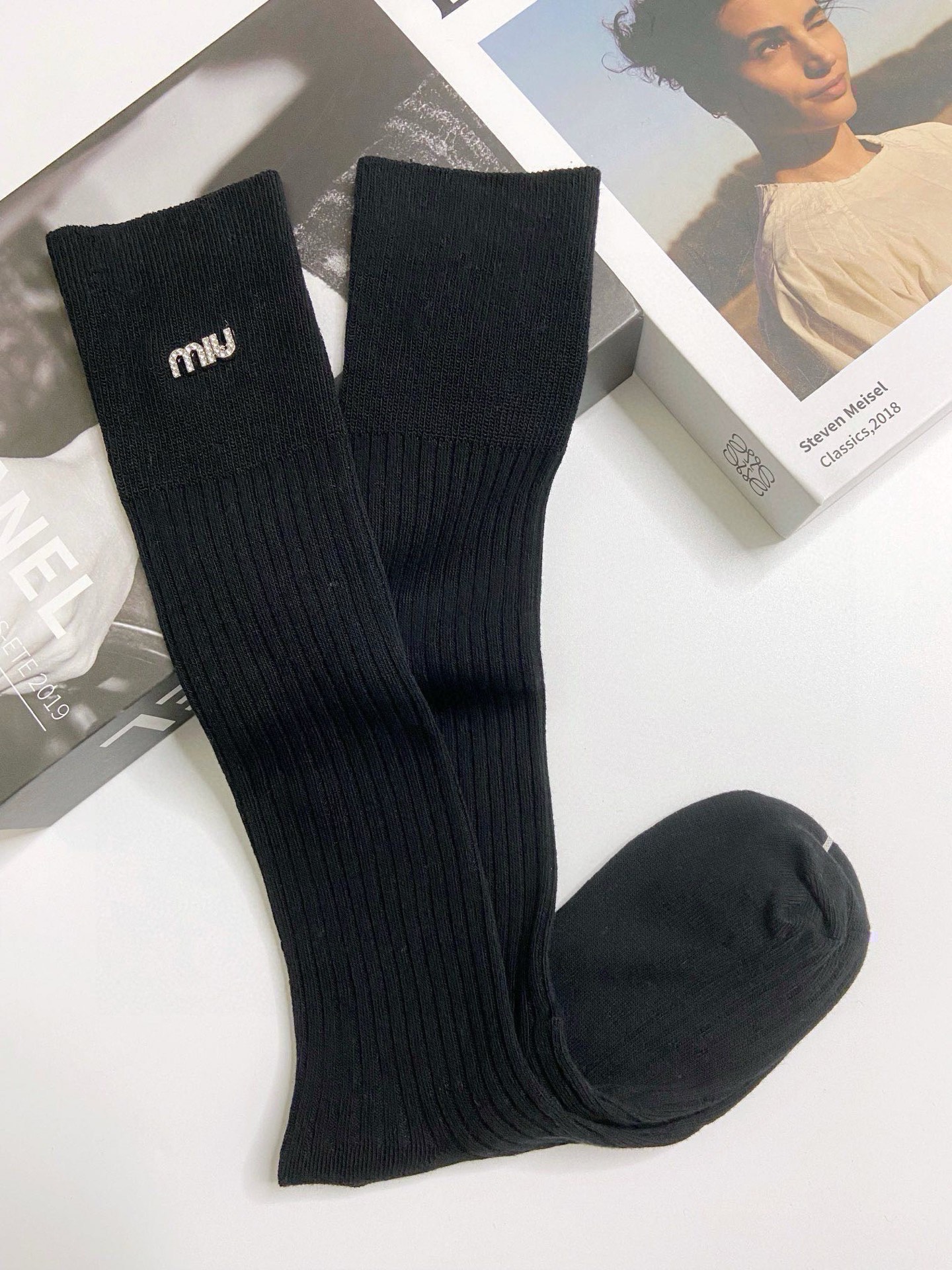 配包装🌟【一盒一双】🌟Miumiu 缪缪 经典字母logo纯棉长筒袜 小腿袜 🌟重工装饰个性时尚！🌟in