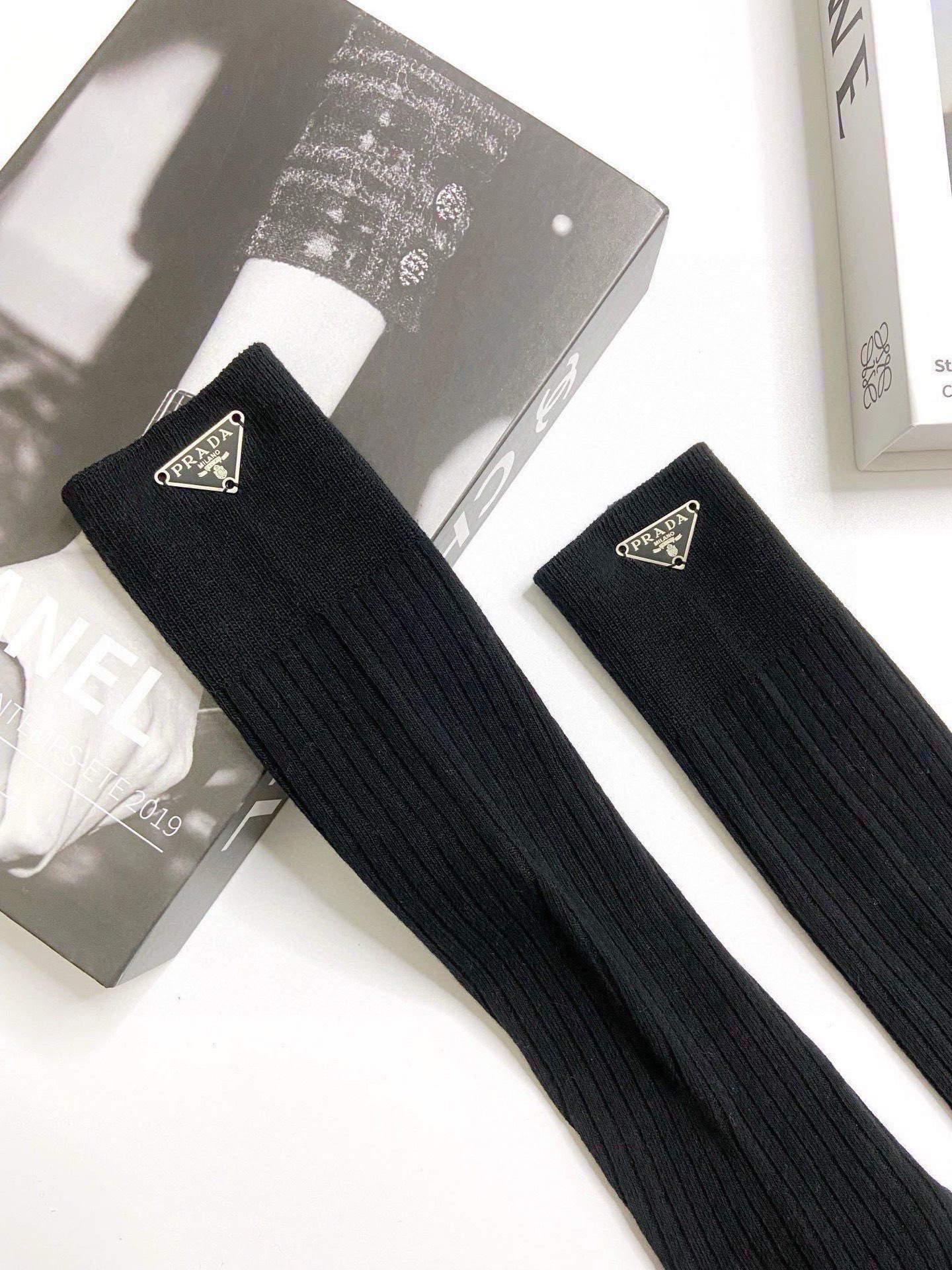 配包装🌟【一盒一双】🌟 Prada 普拉达 爆款经典字母 长筒袜 小腿袜🔥双针针织材质，超完美结合，款式