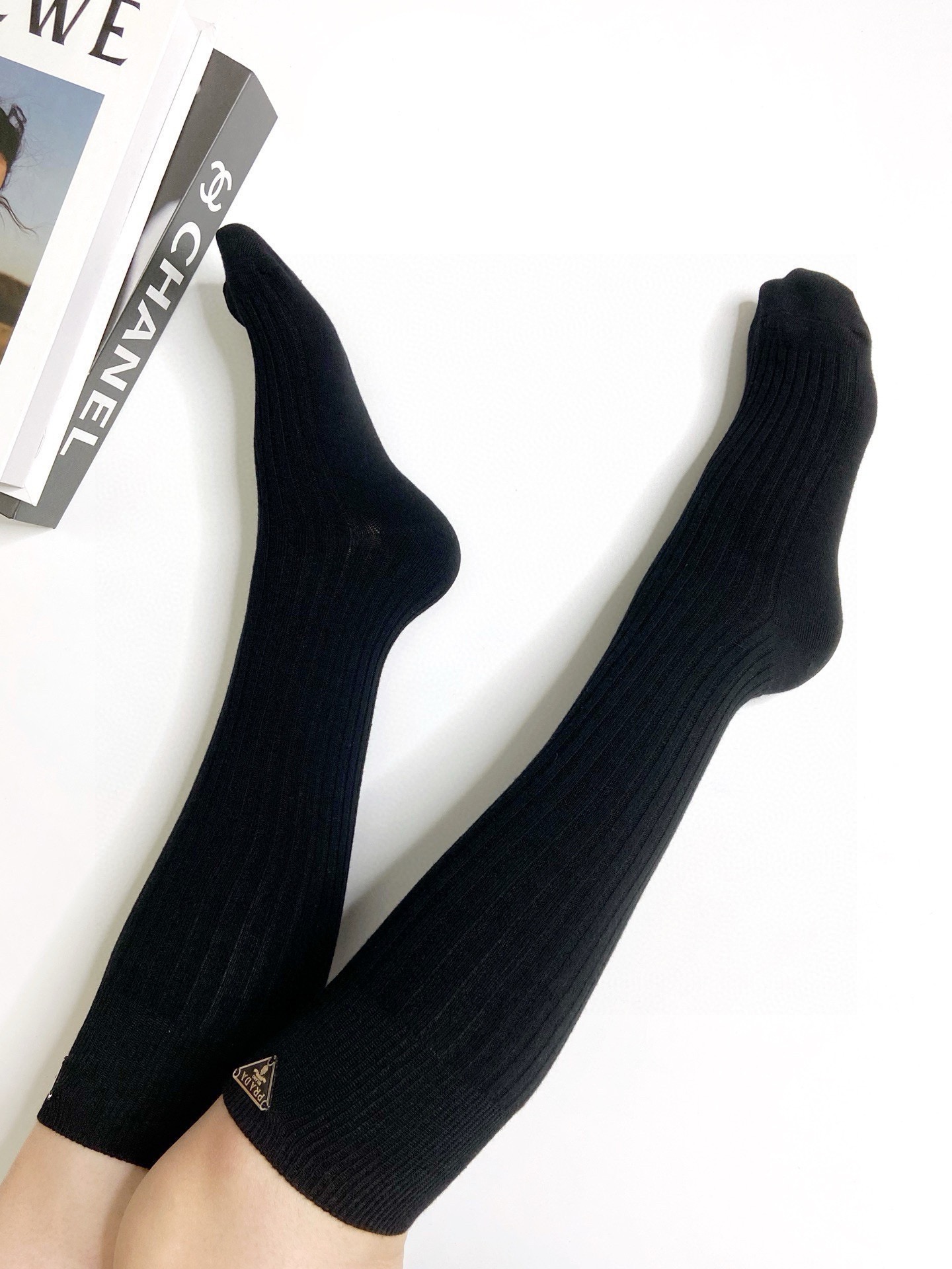 配包装🌟【一盒一双】🌟 Prada 普拉达 爆款经典字母 长筒袜 小腿袜🔥双针针织材质，超完美结合，款式