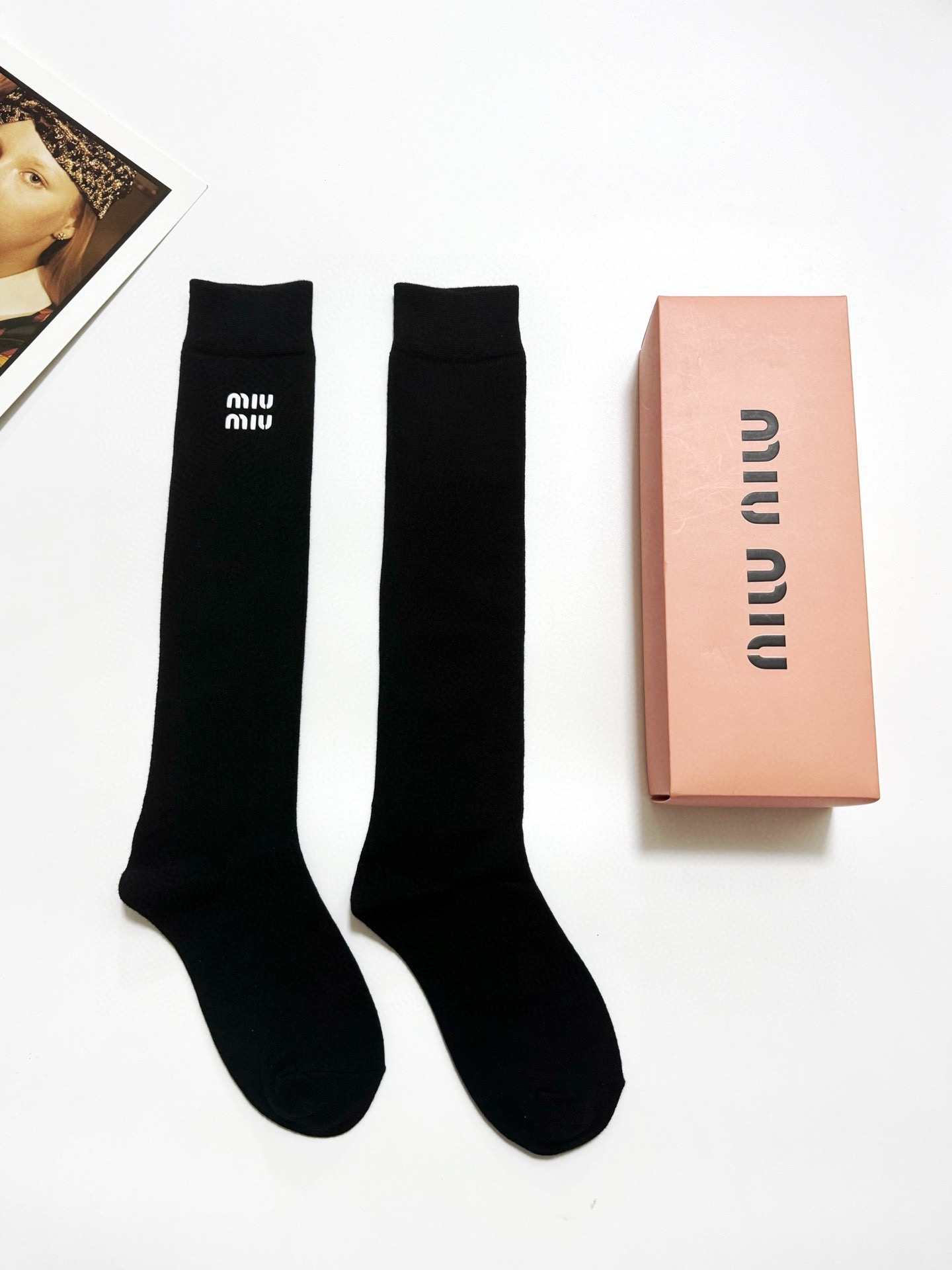 配包装🌟【一盒一 双】 🌟缪缪 miumiu 经典字母logo纯棉袜 小腿堆堆袜，ins超火爆红人同款，