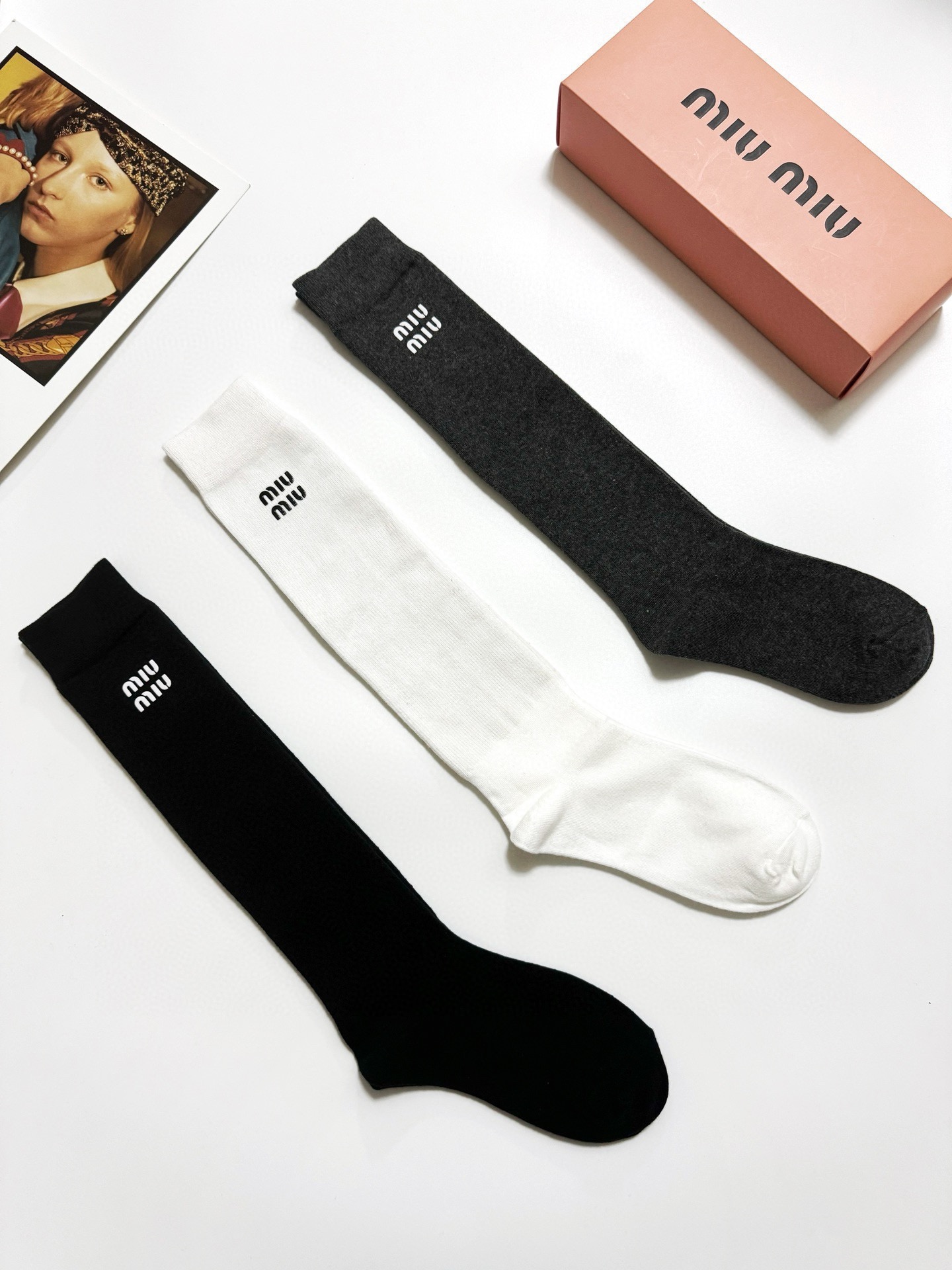 配包装🌟【一盒一 双】 🌟缪缪 miumiu 经典字母logo纯棉袜 小腿堆堆袜，ins超火爆红人同款，