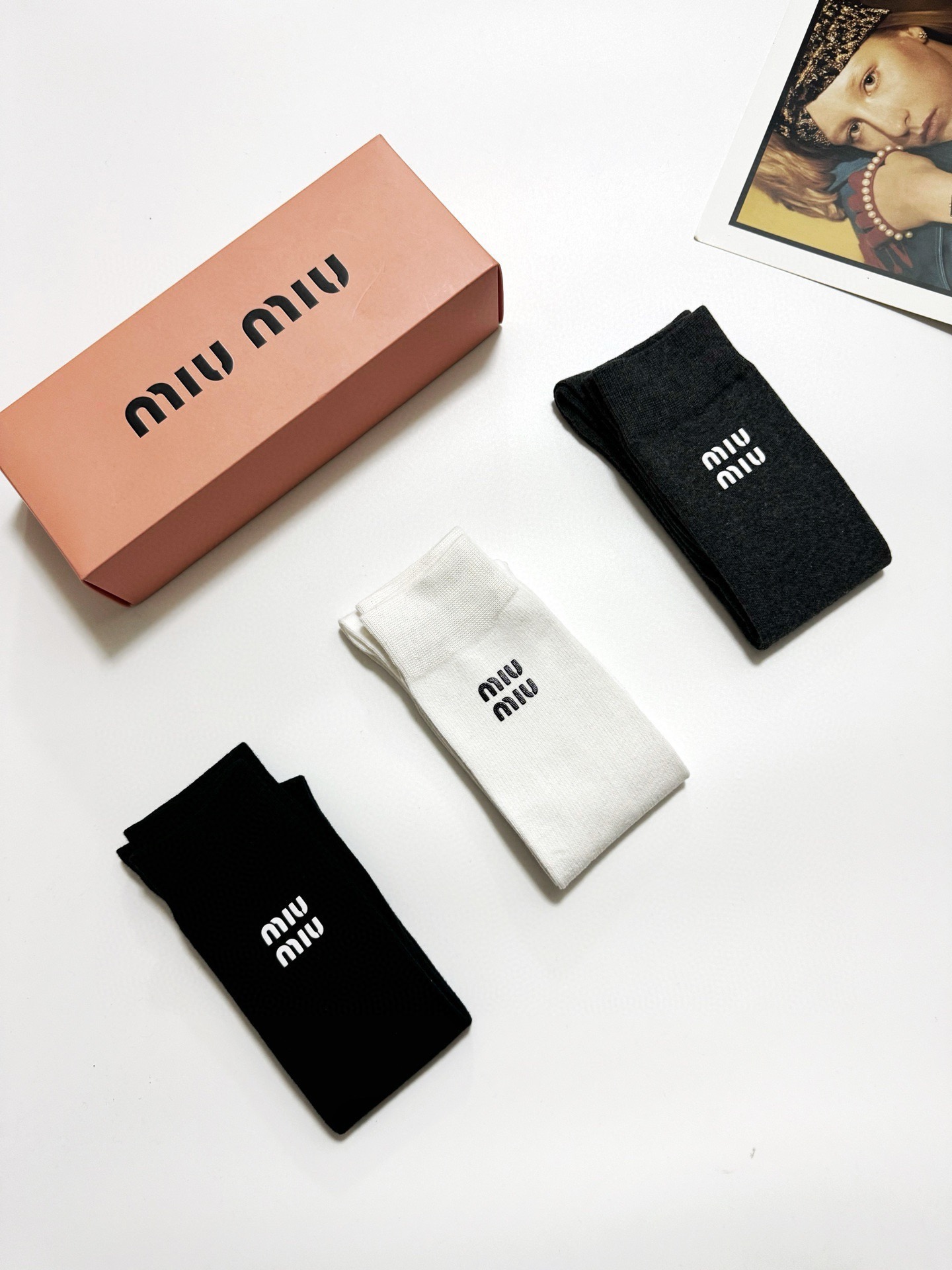 配包装🌟【一盒一 双】 🌟缪缪 miumiu 经典字母logo纯棉袜 小腿堆堆袜，ins超火爆红人同款，