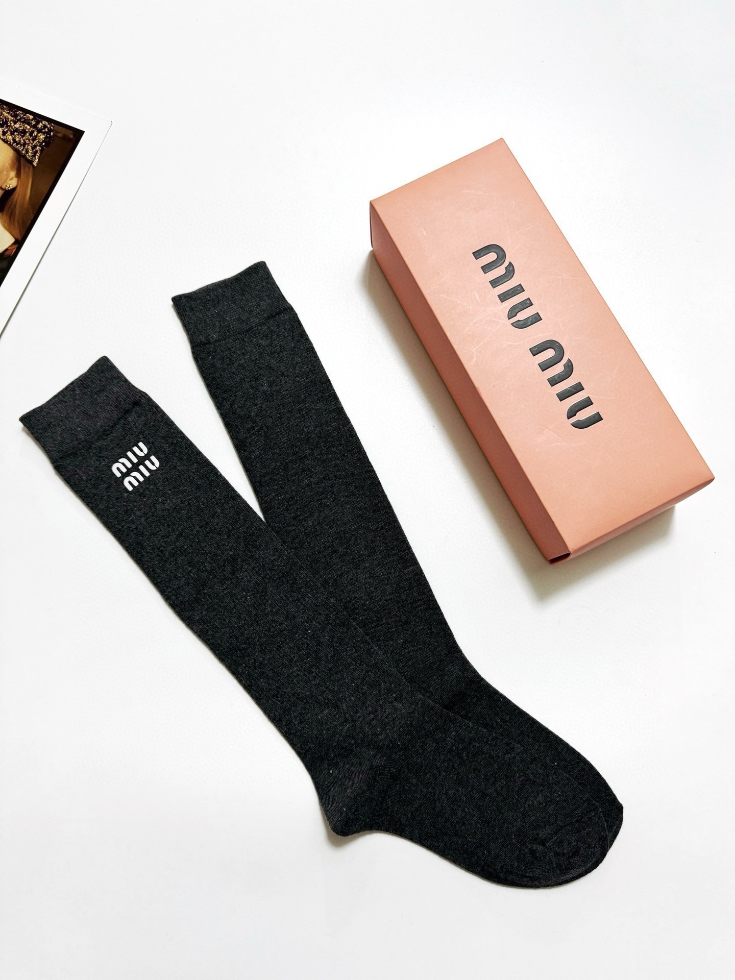 配包装🌟【一盒一 双】 🌟缪缪 miumiu 经典字母logo纯棉袜 小腿堆堆袜，ins超火爆红人同款，
