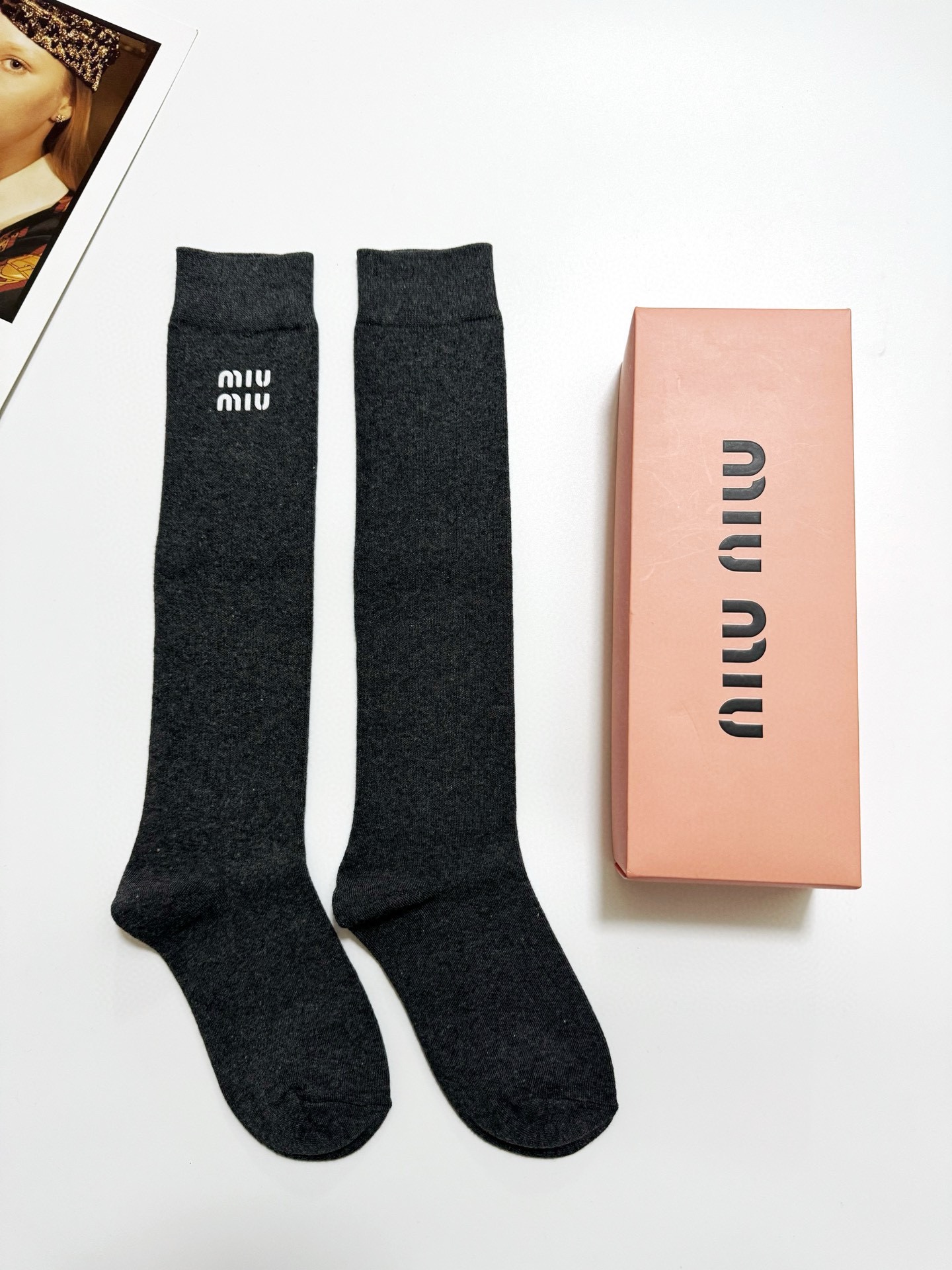 配包装🌟【一盒一 双】 🌟缪缪 miumiu 经典字母logo纯棉袜 小腿堆堆袜，ins超火爆红人同款，