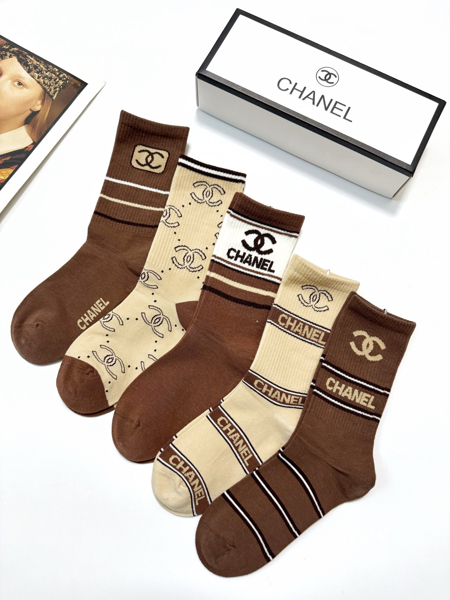 配包装🌟【一盒5 双】 🌟Chanel香奈儿 经典字母logo ins超火爆中筒袜，纯棉面料，潮人必备 