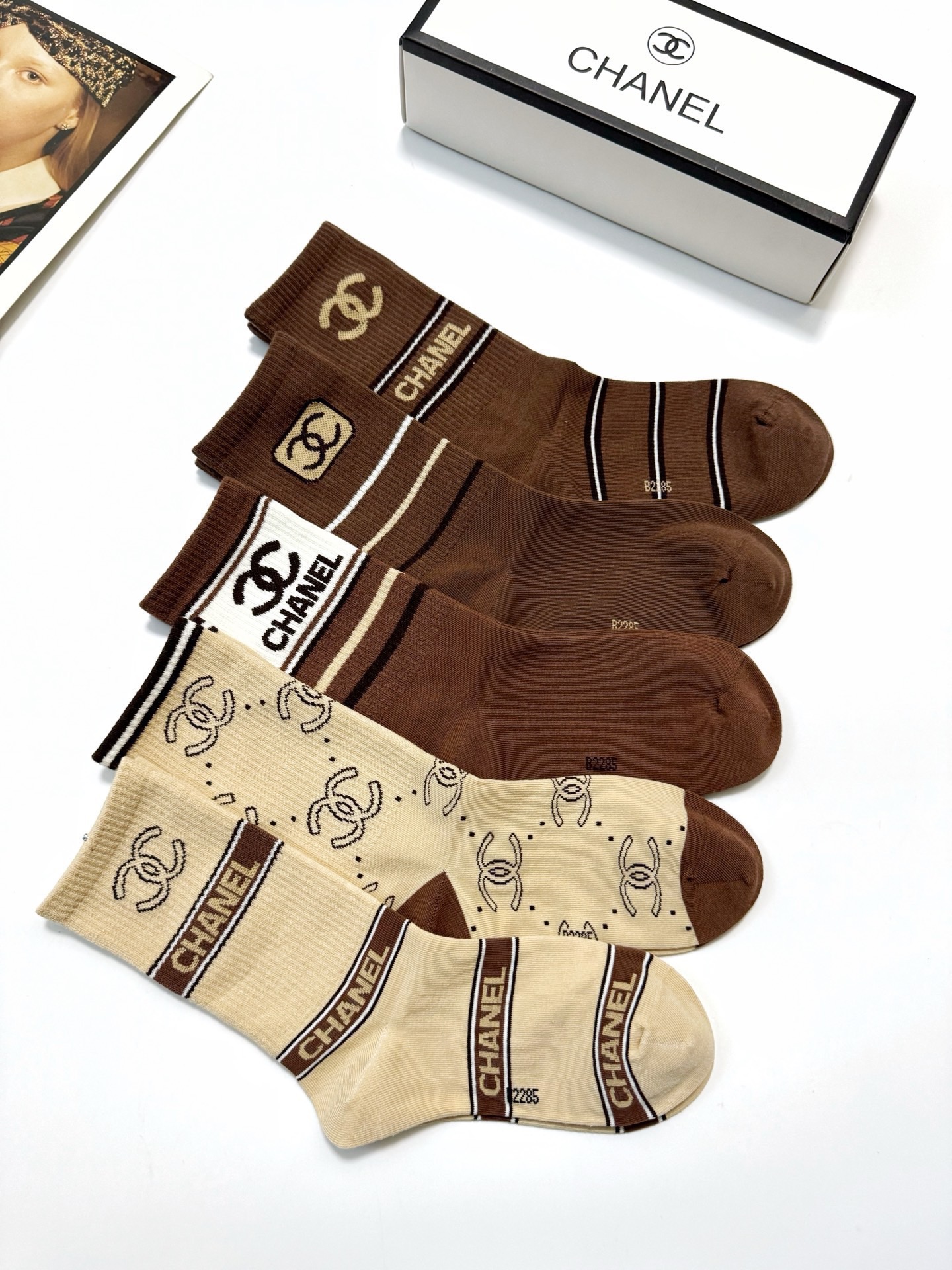 配包装🌟【一盒5 双】 🌟Chanel香奈儿 经典字母logo ins超火爆中筒袜，纯棉面料，潮人必备 
