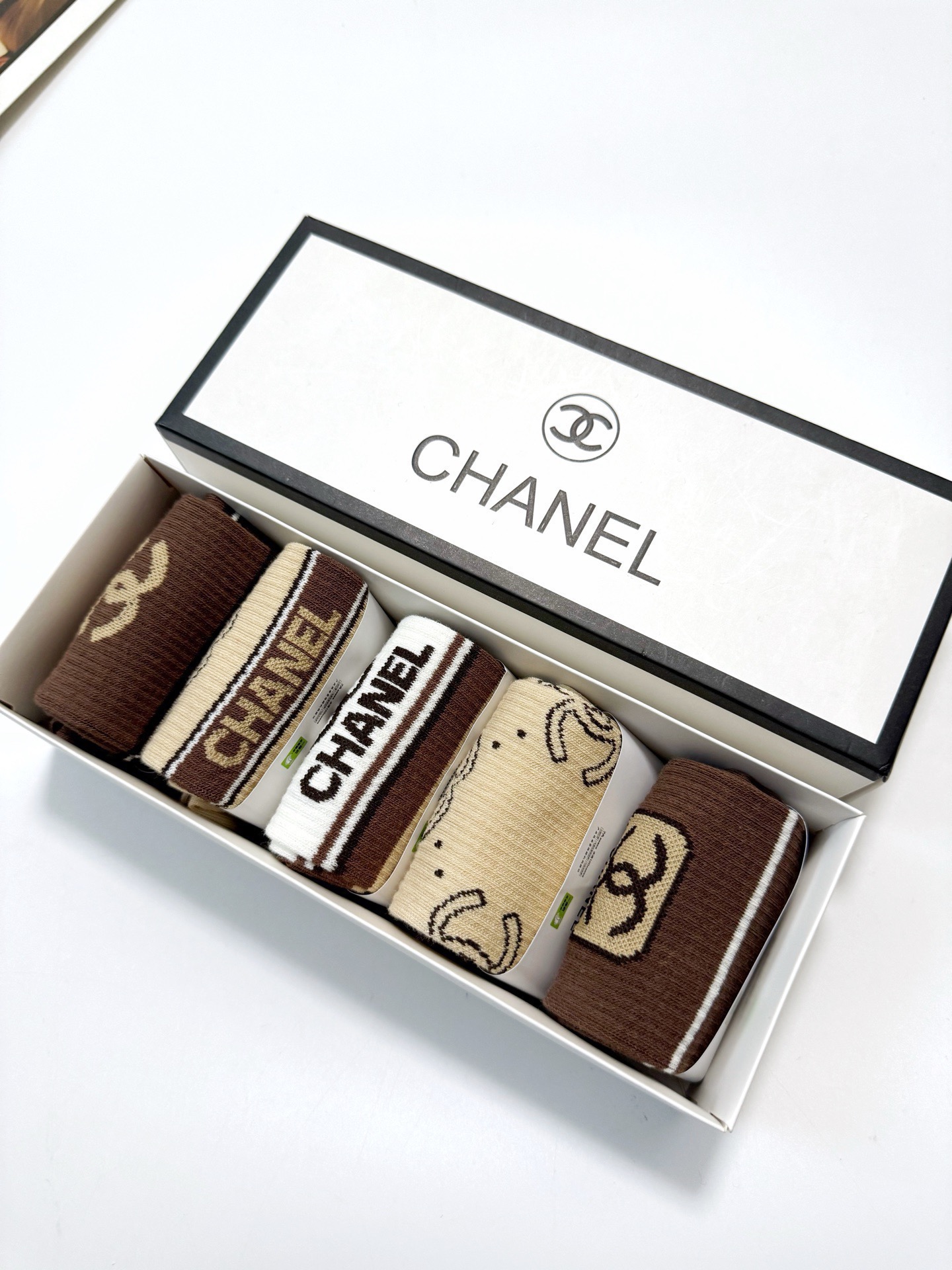 配包装🌟【一盒5 双】 🌟Chanel香奈儿 经典字母logo ins超火爆中筒袜，纯棉面料，潮人必备 