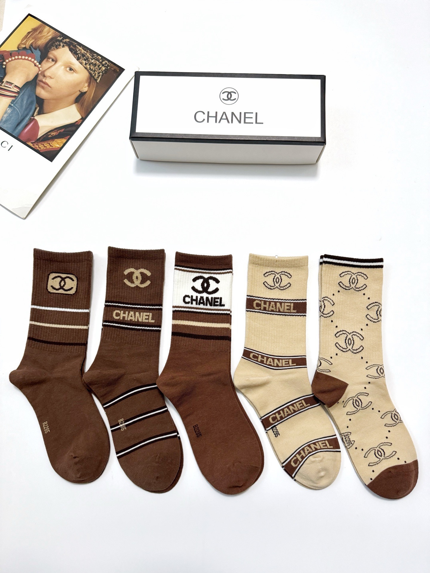 配包装🌟【一盒5 双】 🌟Chanel香奈儿 经典字母logo ins超火爆中筒袜，纯棉面料，潮人必备 
