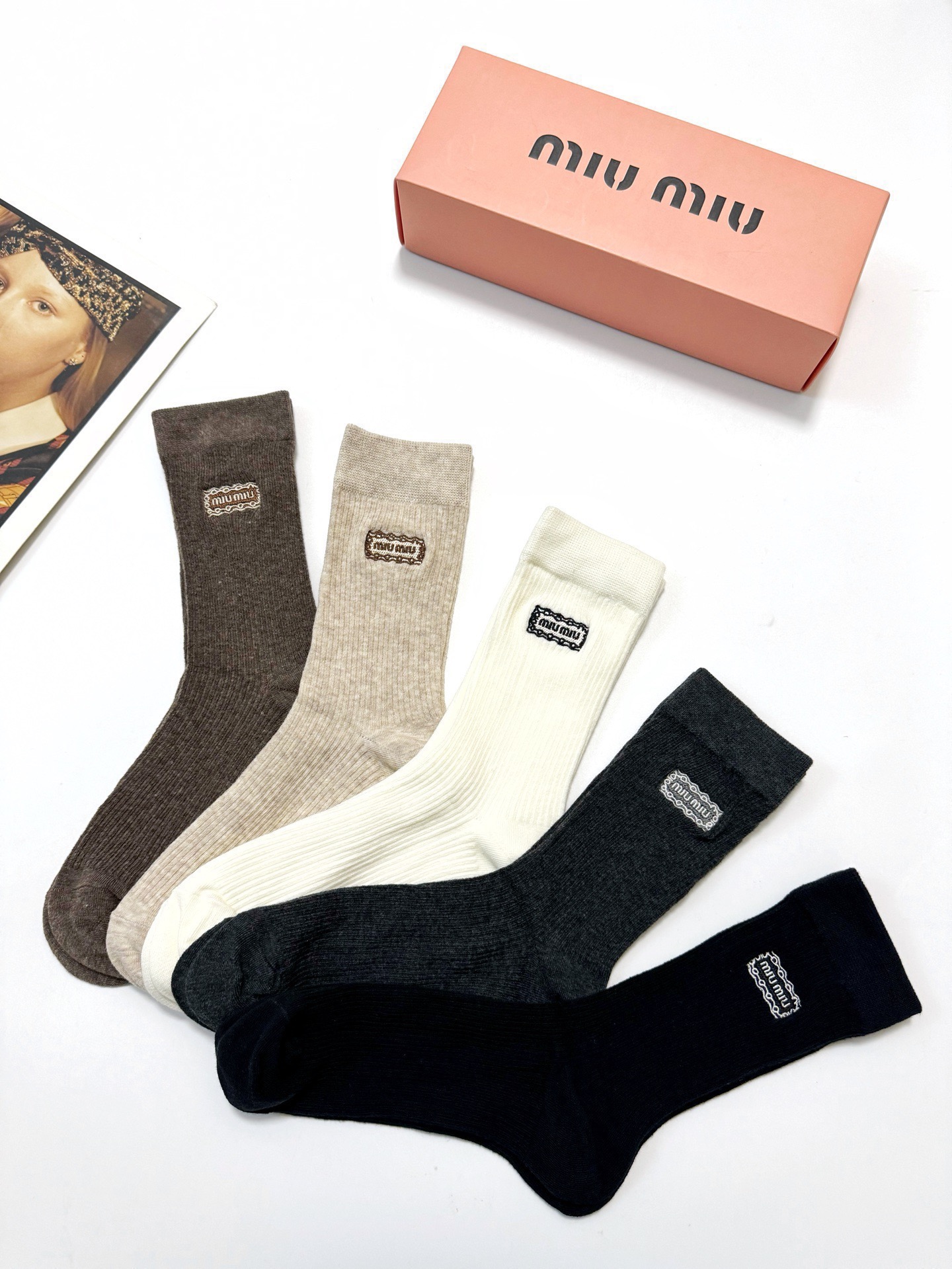 配包装🌟【一盒5 双】 🌟缪缪 miumiu 经典刺绣字母logo 混纺中筒袜 ，软糯亲肤，ins超火爆