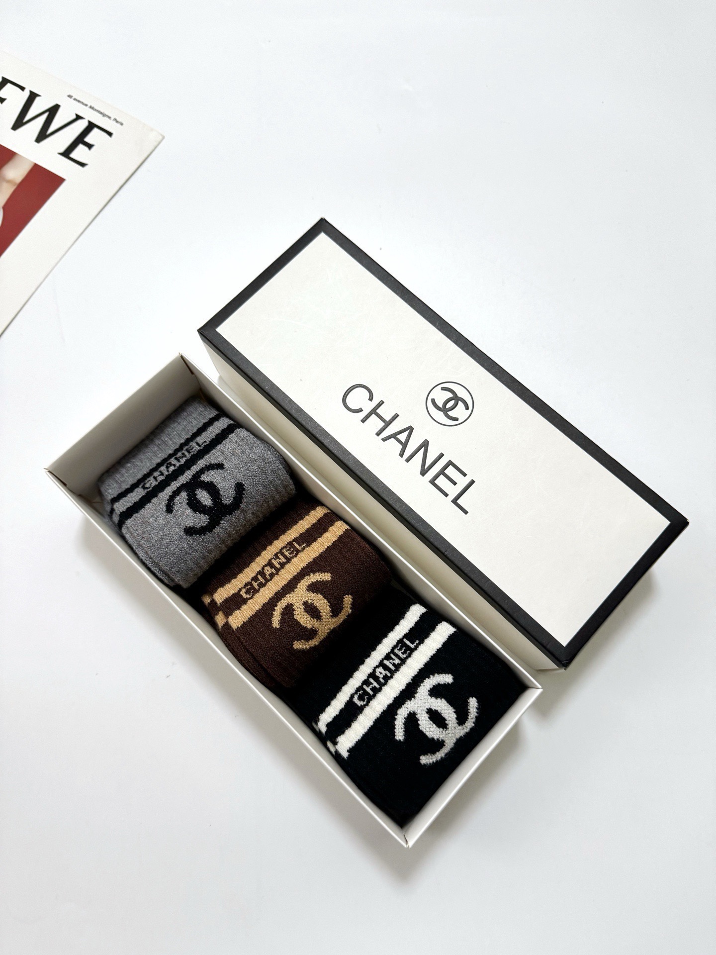 配包装🌟【一盒 3 双】🌟Chanel 香奈儿 经典字母 logo羊绒 中筒袜 ！超级软糯亲肤！🌟ins