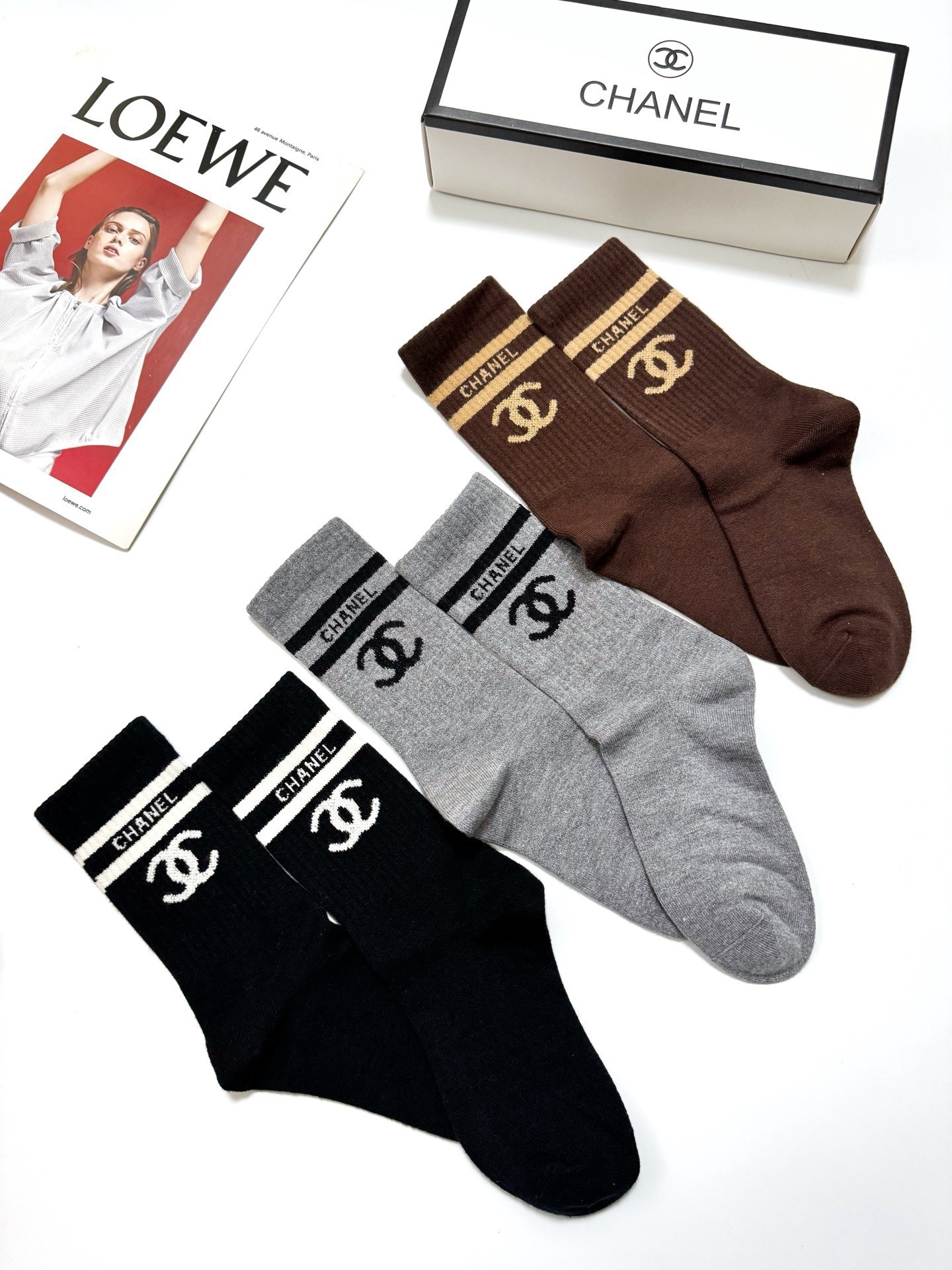 配包装🌟【一盒 3 双】🌟Chanel 香奈儿 经典字母 logo羊绒 中筒袜 ！超级软糯亲肤！🌟ins