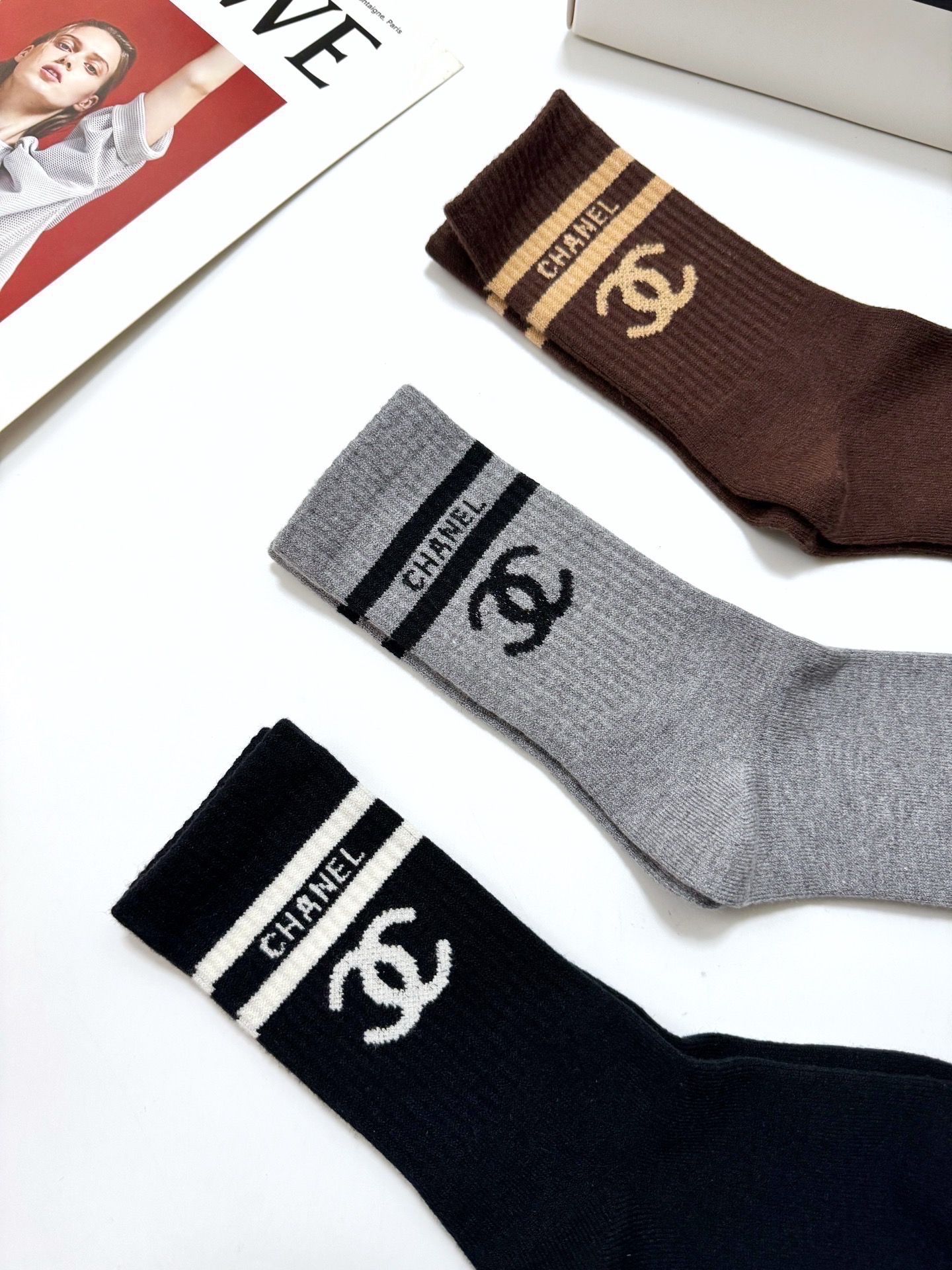 配包装🌟【一盒 3 双】🌟Chanel 香奈儿 经典字母 logo羊绒 中筒袜 ！超级软糯亲肤！🌟ins