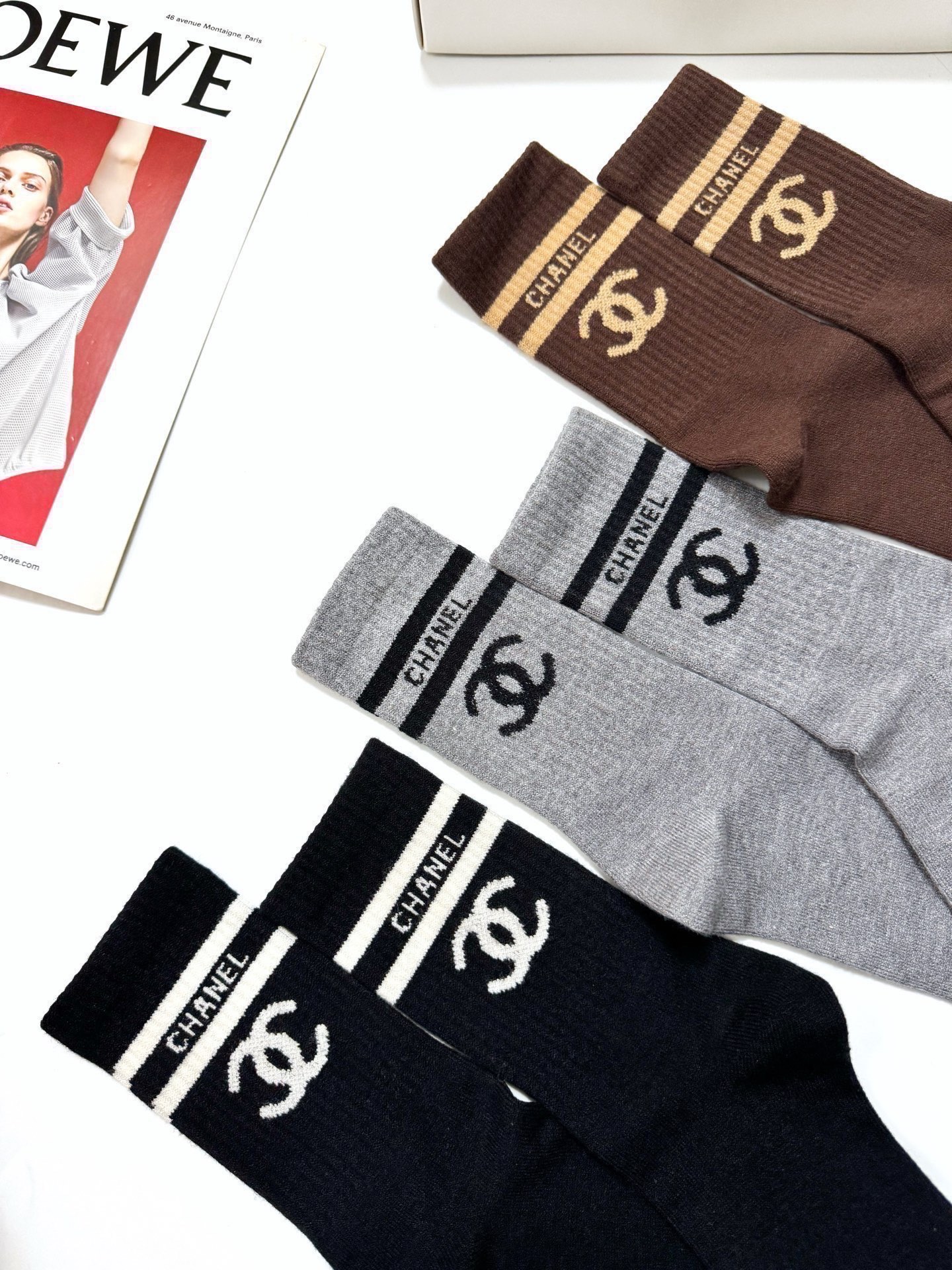 配包装🌟【一盒 3 双】🌟Chanel 香奈儿 经典字母 logo羊绒 中筒袜 ！超级软糯亲肤！🌟ins