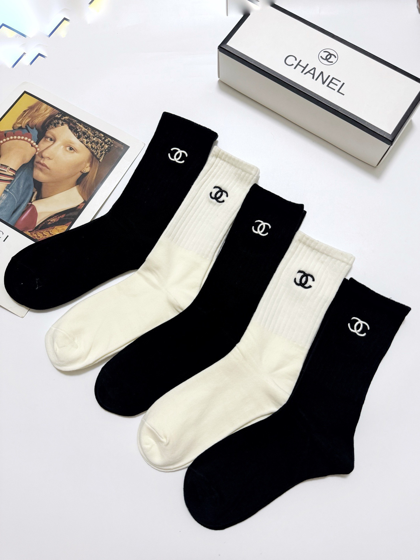 配包装🌟【一盒5 双】 🌟Chanel 香奈儿 经典刺绣字母logo 纯棉中筒袜 ，ins超火爆小腿袜，