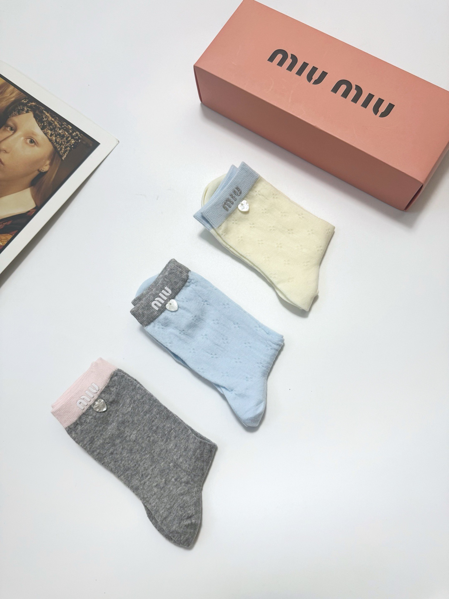 爆款回货 配包装🌟【一盒3双】 🌟缪缪 miumiu 经典字母logo 纯棉中筒袜 ，ins超火爆薄款空