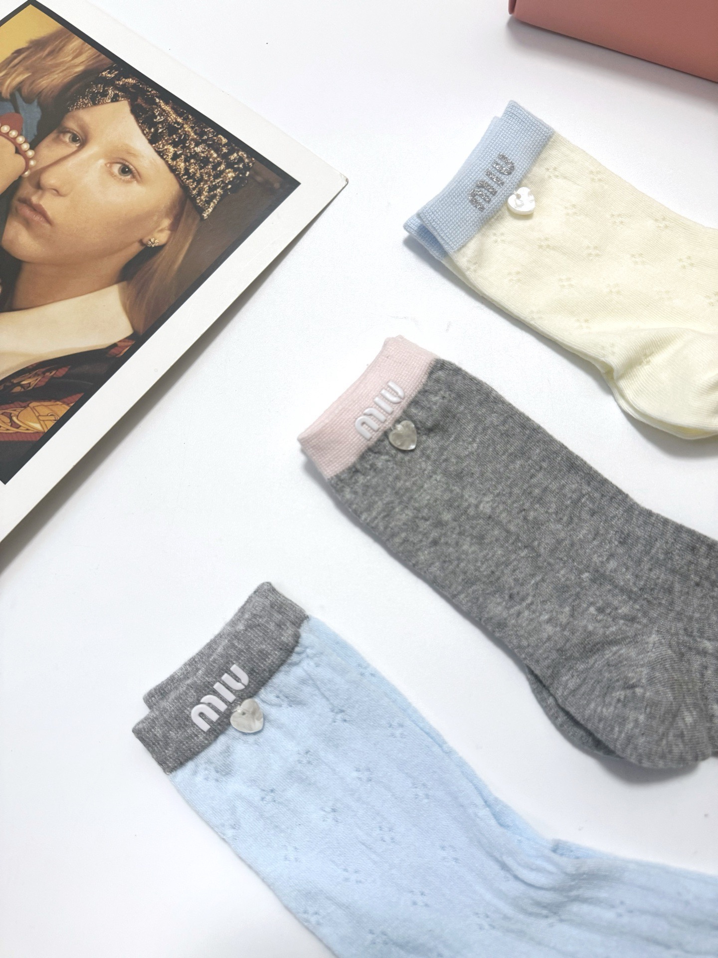 爆款回货 配包装🌟【一盒3双】 🌟缪缪 miumiu 经典字母logo 纯棉中筒袜 ，ins超火爆薄款空
