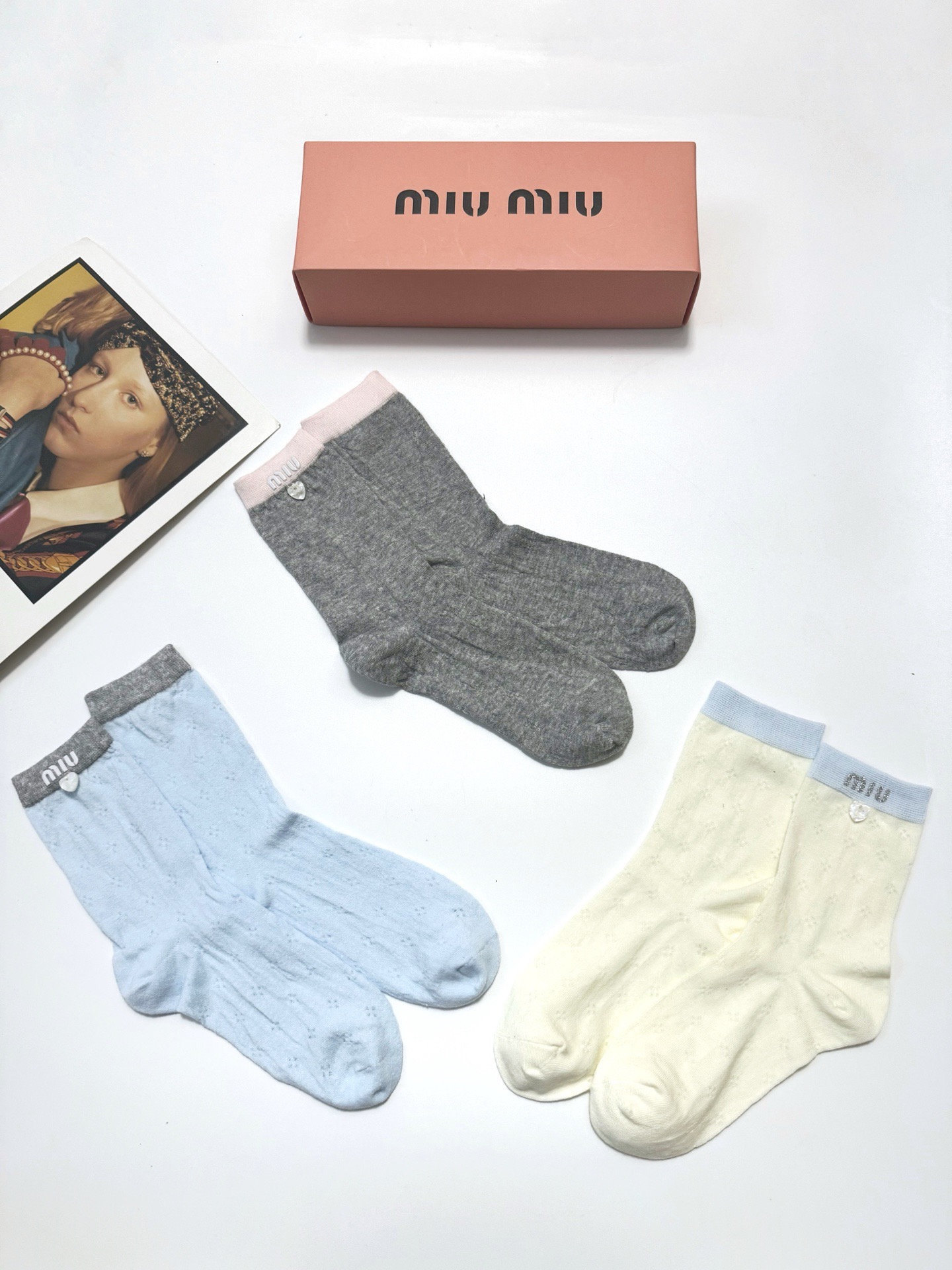 爆款回货 配包装🌟【一盒3双】 🌟缪缪 miumiu 经典字母logo 纯棉中筒袜 ，ins超火爆薄款空