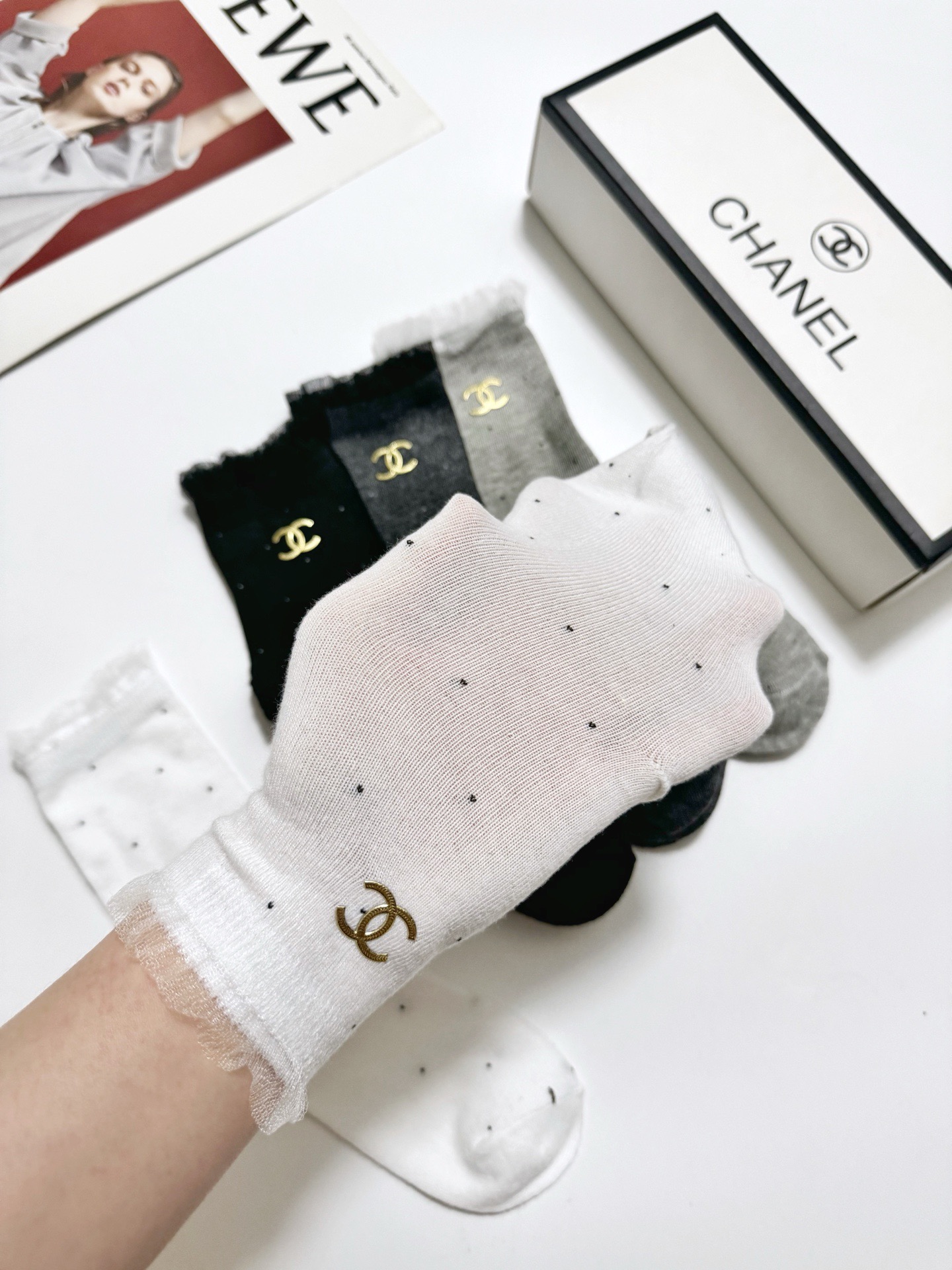 配包装🌟【一盒4 双】 🌟Chanel 香奈儿 经典字母logo 纯棉中筒袜 ，ins超火爆小腿袜，纯棉