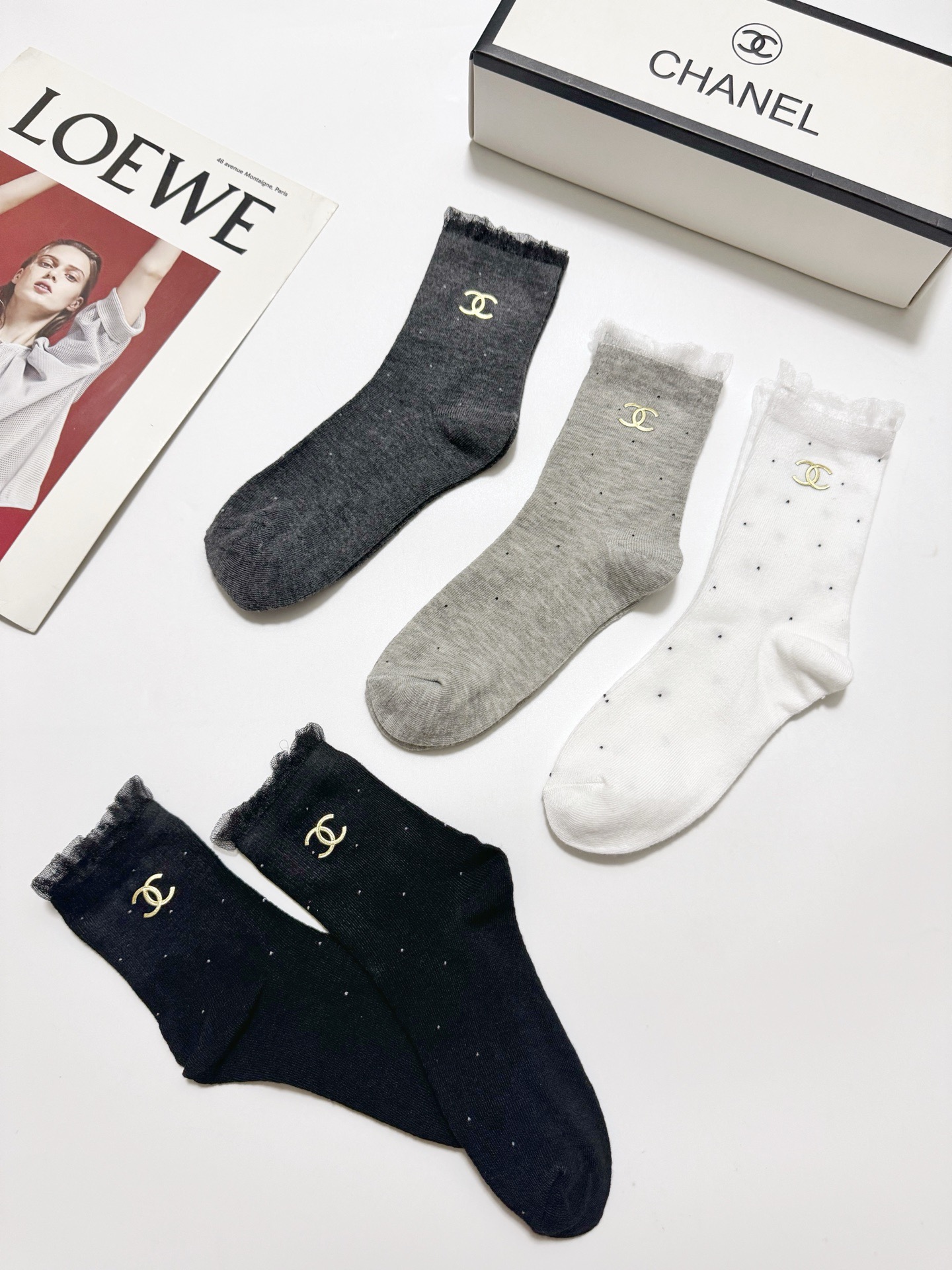 配包装🌟【一盒4 双】 🌟Chanel 香奈儿 经典字母logo 纯棉中筒袜 ，ins超火爆小腿袜，纯棉