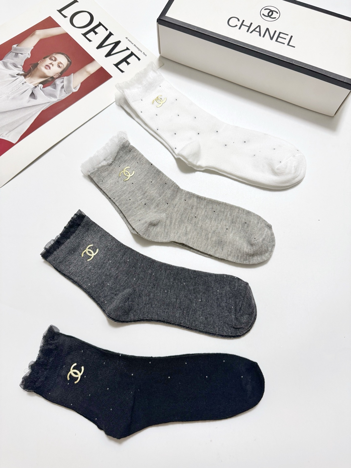 配包装🌟【一盒4 双】 🌟Chanel 香奈儿 经典字母logo 纯棉中筒袜 ，ins超火爆小腿袜，纯棉