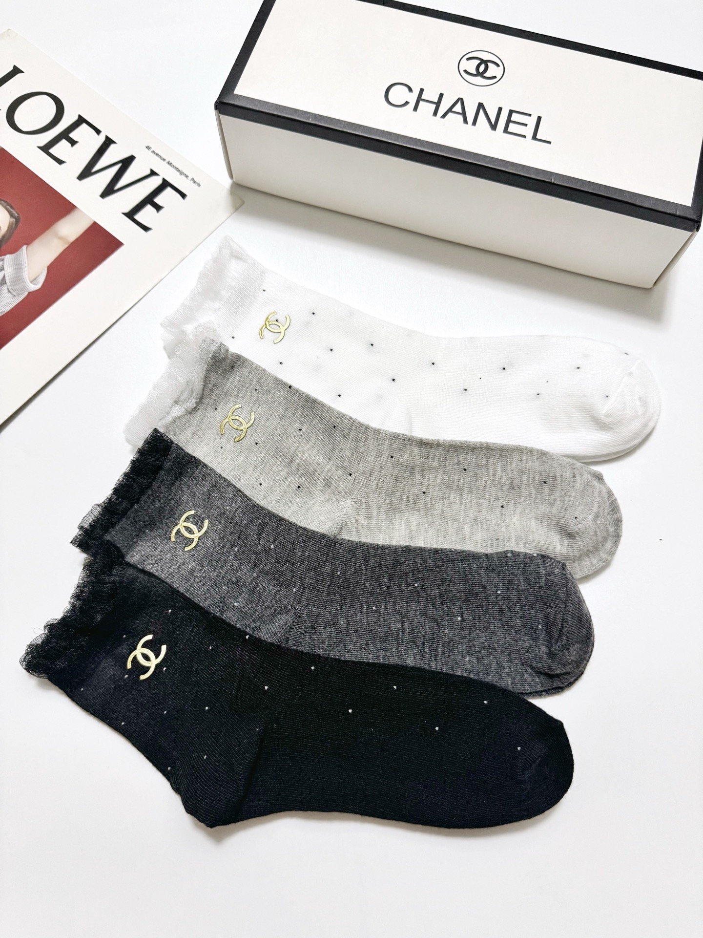 配包装🌟【一盒4 双】 🌟Chanel 香奈儿 经典字母logo 纯棉中筒袜 ，ins超火爆小腿袜，纯棉
