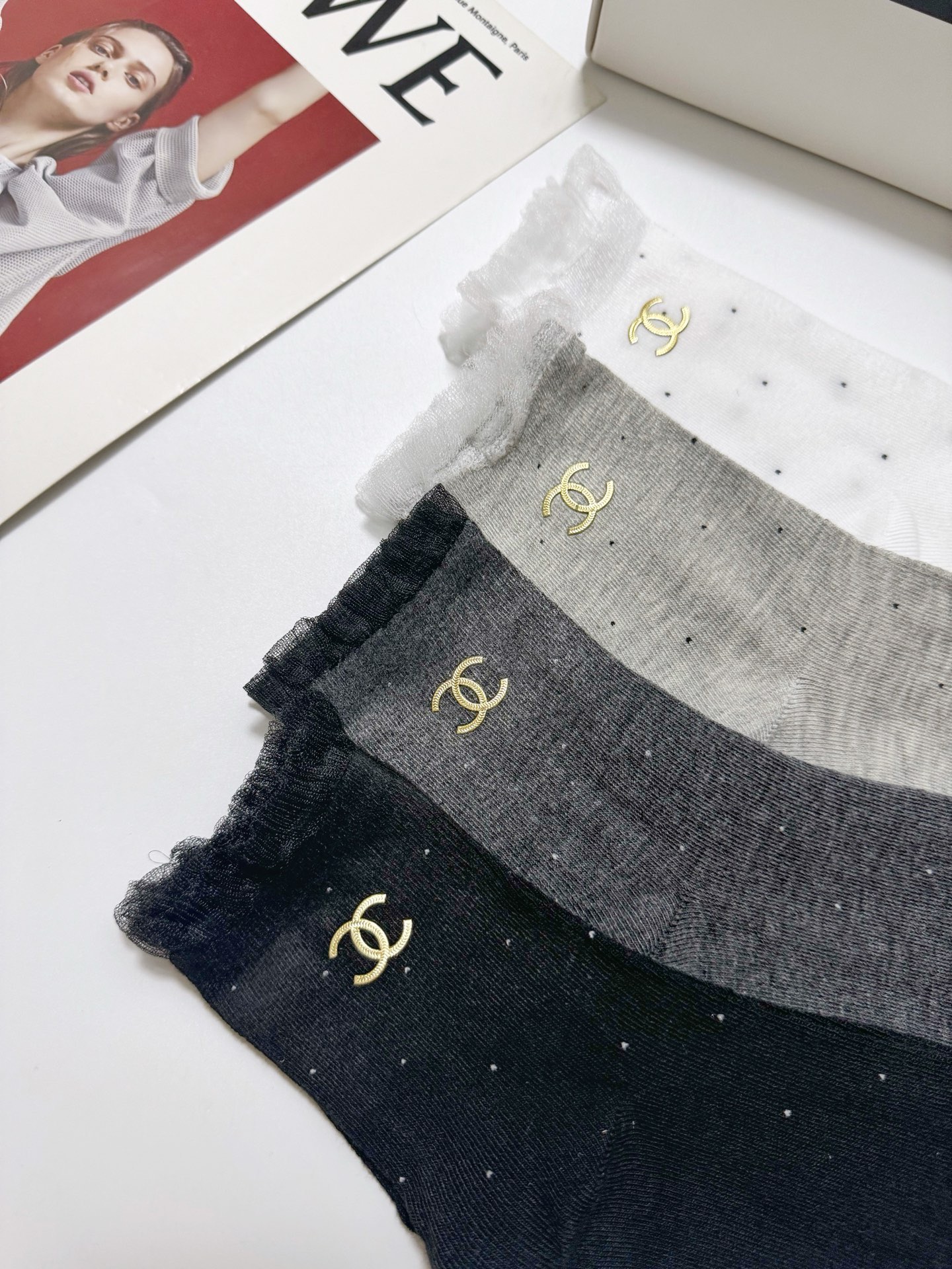 配包装🌟【一盒4 双】 🌟Chanel 香奈儿 经典字母logo 纯棉中筒袜 ，ins超火爆小腿袜，纯棉