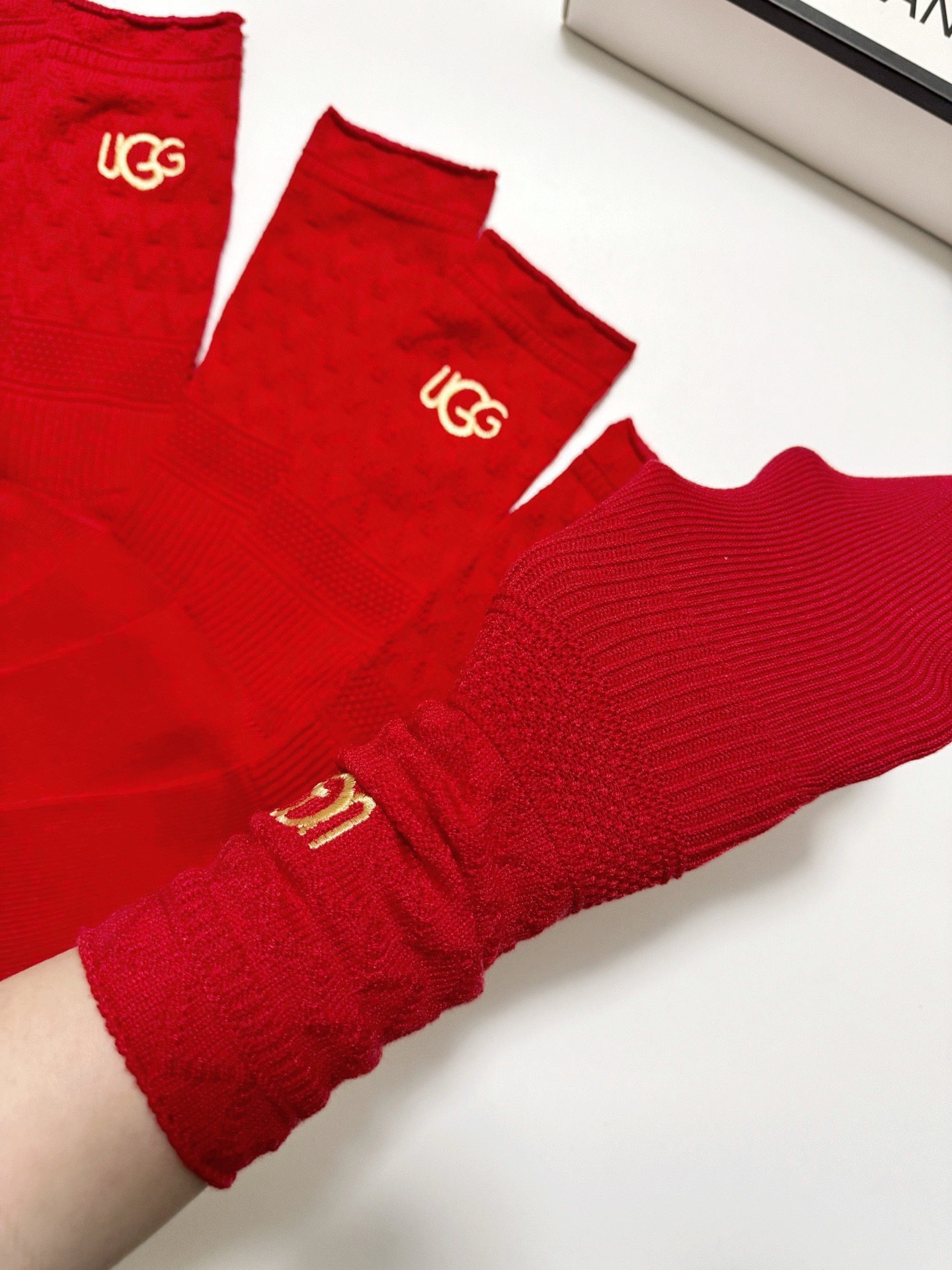 配包装🌟【一盒3双】🌟UGG 经典字母 logo刺绣羊毛 混纺中筒袜 ！超级软糯亲肤！🌟ins爆款！专柜