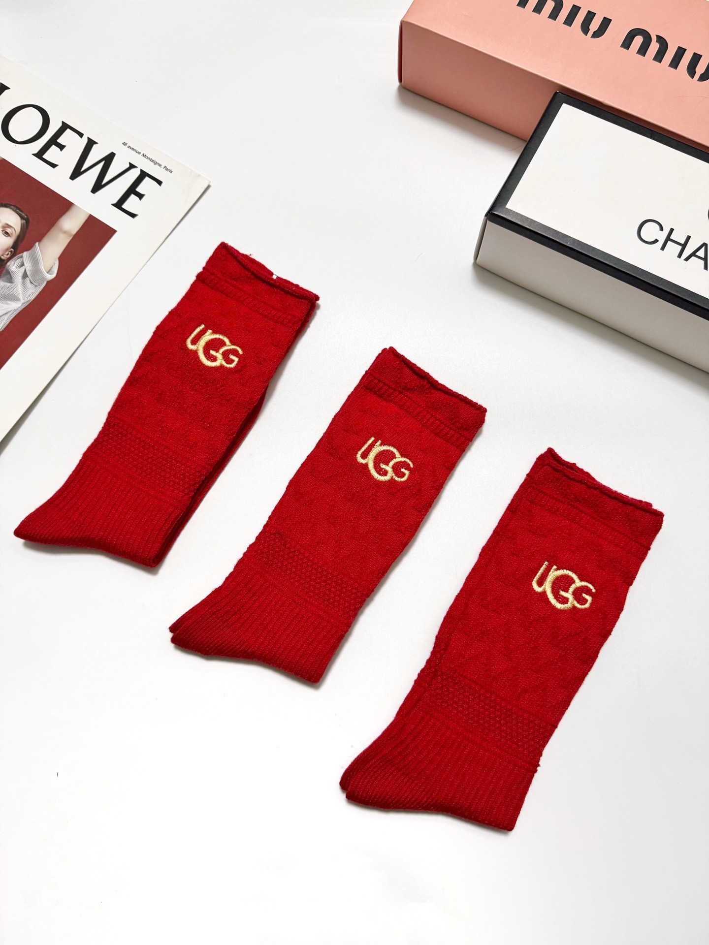 配包装🌟【一盒3双】🌟UGG 经典字母 logo刺绣羊毛 混纺中筒袜 ！超级软糯亲肤！🌟ins爆款！专柜