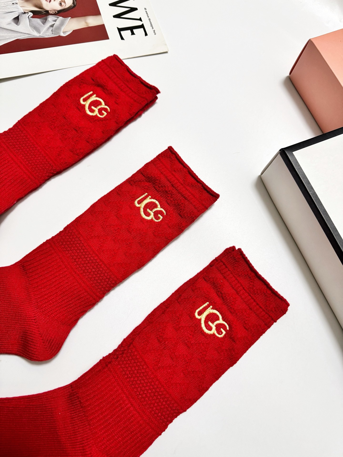 配包装🌟【一盒3双】🌟UGG 经典字母 logo刺绣羊毛 混纺中筒袜 ！超级软糯亲肤！🌟ins爆款！专柜