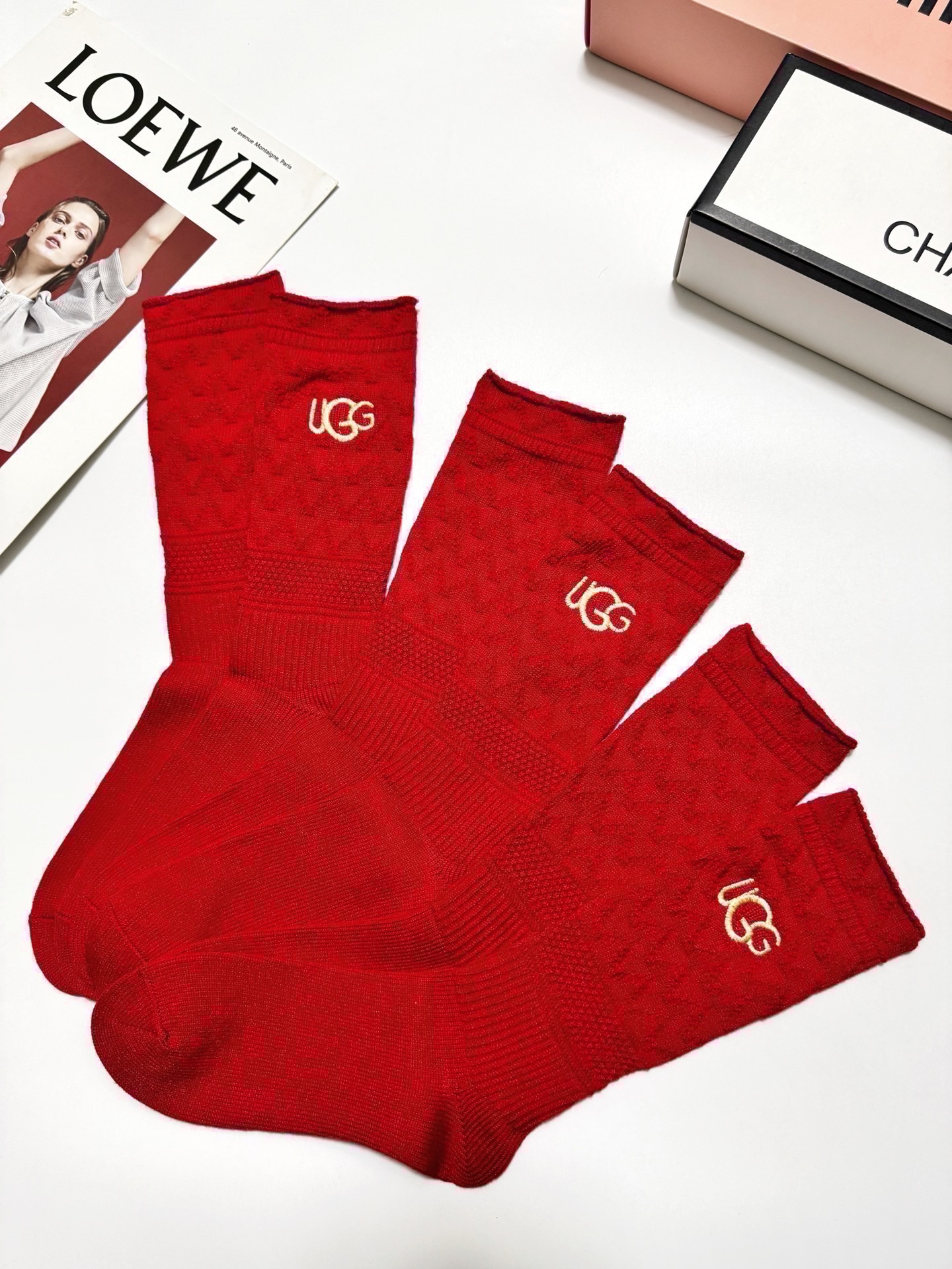 配包装🌟【一盒3双】🌟UGG 经典字母 logo刺绣羊毛 混纺中筒袜 ！超级软糯亲肤！🌟ins爆款！专柜