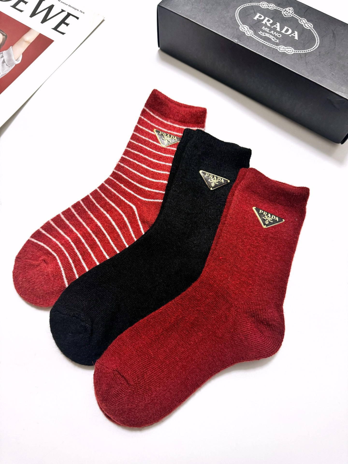 配包装🌟【一盒3 双】🌟Prada 普拉达 经典字母 logo羊毛 中筒袜 ！超级软糯亲肤！🌟ins爆款