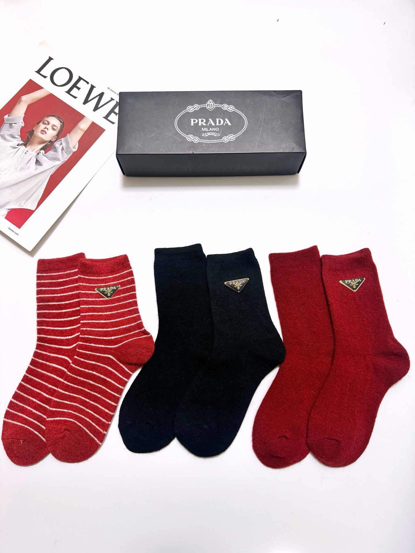 配包装🌟【一盒3 双】🌟Prada 普拉达 经典字母 logo羊毛 中筒袜 ！超级软糯亲肤！🌟ins爆款