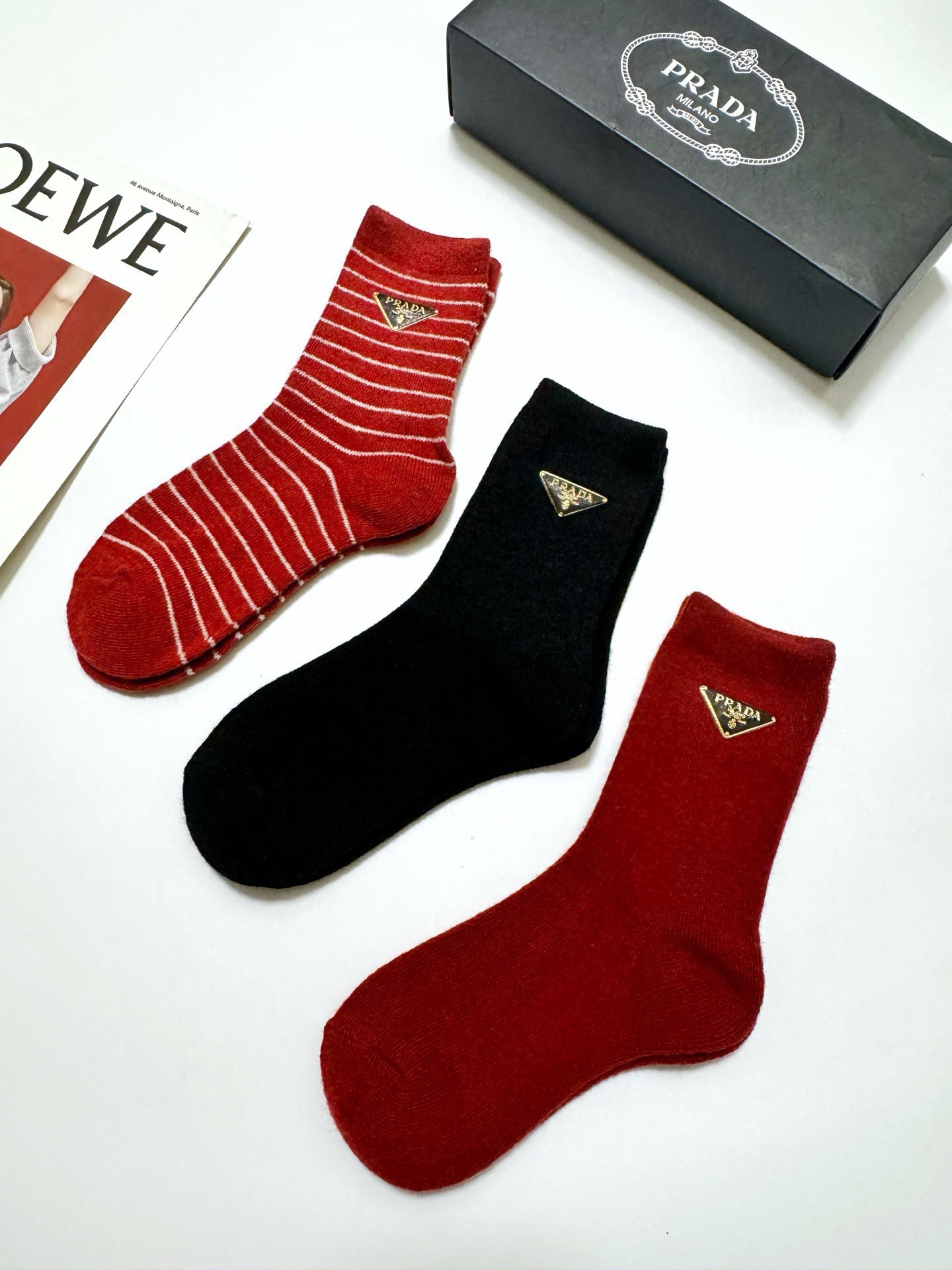 配包装🌟【一盒3 双】🌟Prada 普拉达 经典字母 logo羊毛 中筒袜 ！超级软糯亲肤！🌟ins爆款