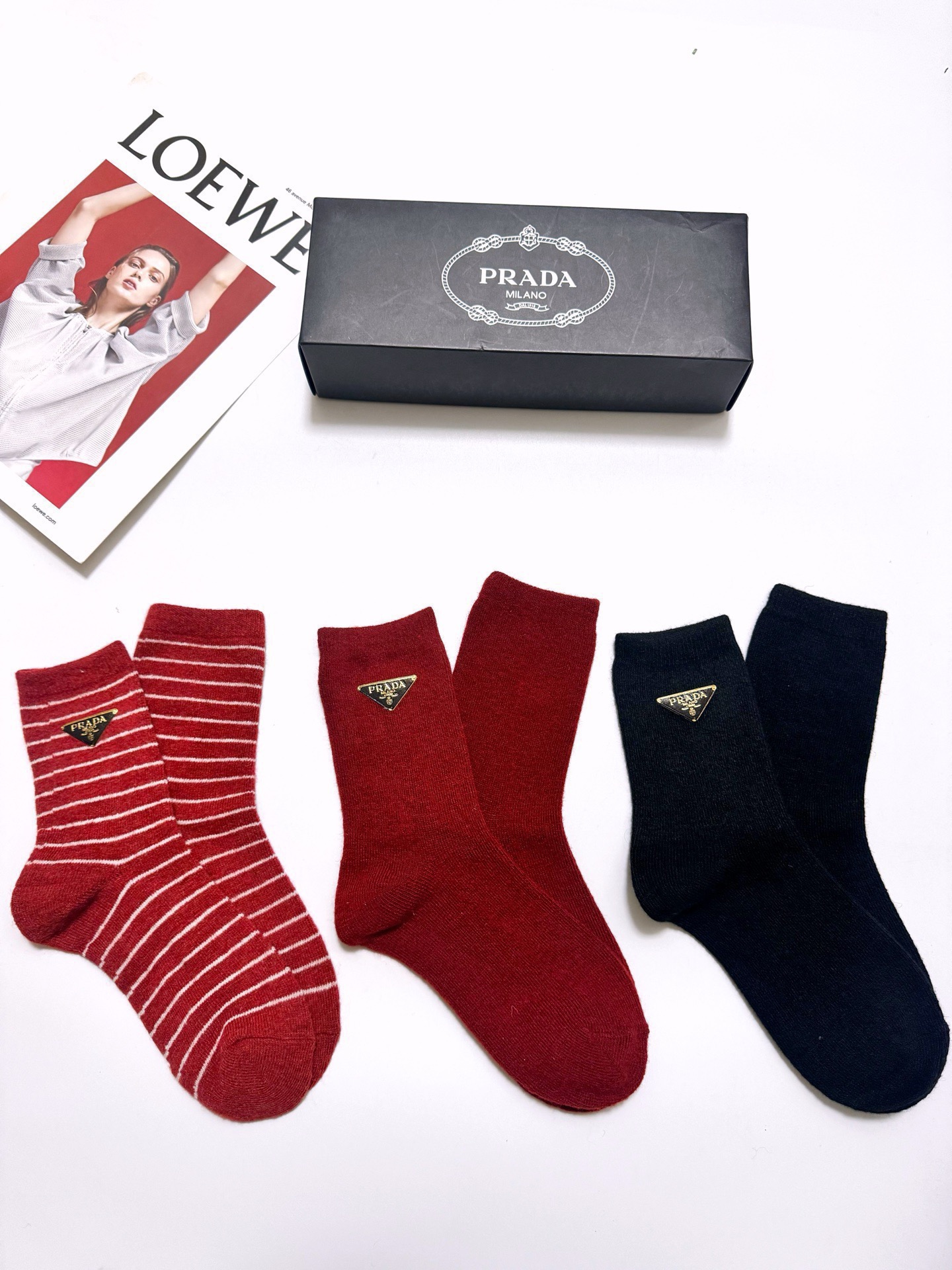 配包装🌟【一盒3 双】🌟Prada 普拉达 经典字母 logo羊毛 中筒袜 ！超级软糯亲肤！🌟ins爆款