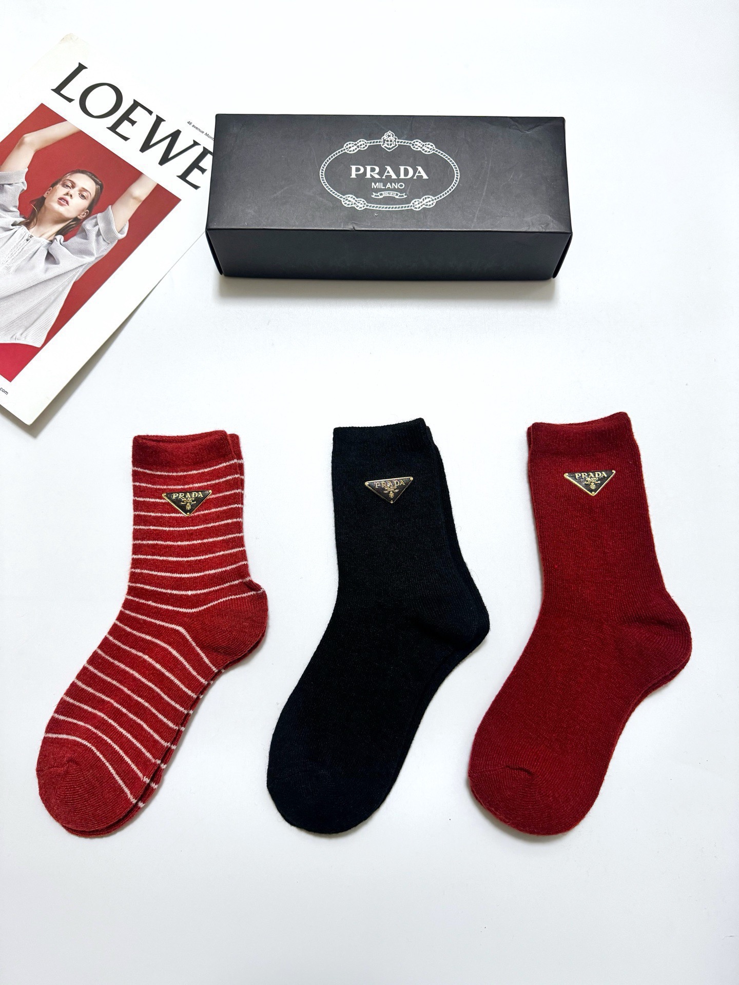 配包装🌟【一盒3 双】🌟Prada 普拉达 经典字母 logo羊毛 中筒袜 ！超级软糯亲肤！🌟ins爆款