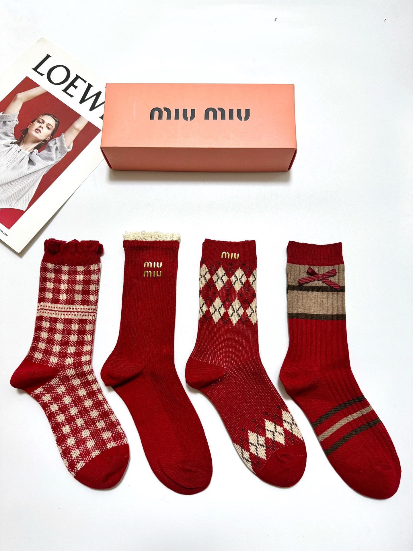 🌟 【一盒4双】🌟缪缪 miumiu 经典字母logo纯棉中筒袜 🌟ins爆款！专柜在售ing 🌟好看到