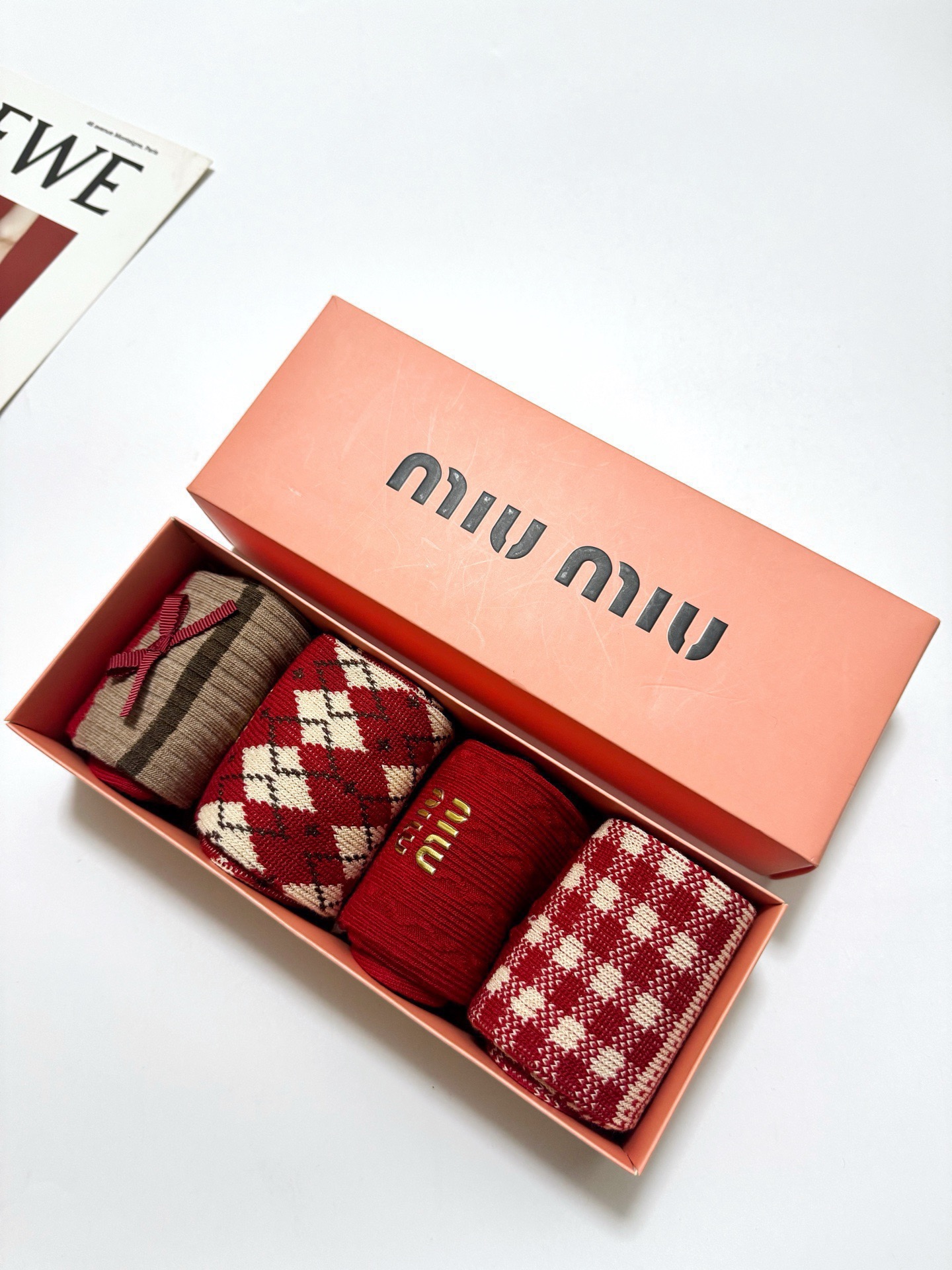 🌟 【一盒4双】🌟缪缪 miumiu 经典字母logo纯棉中筒袜 🌟ins爆款！专柜在售ing 🌟好看到