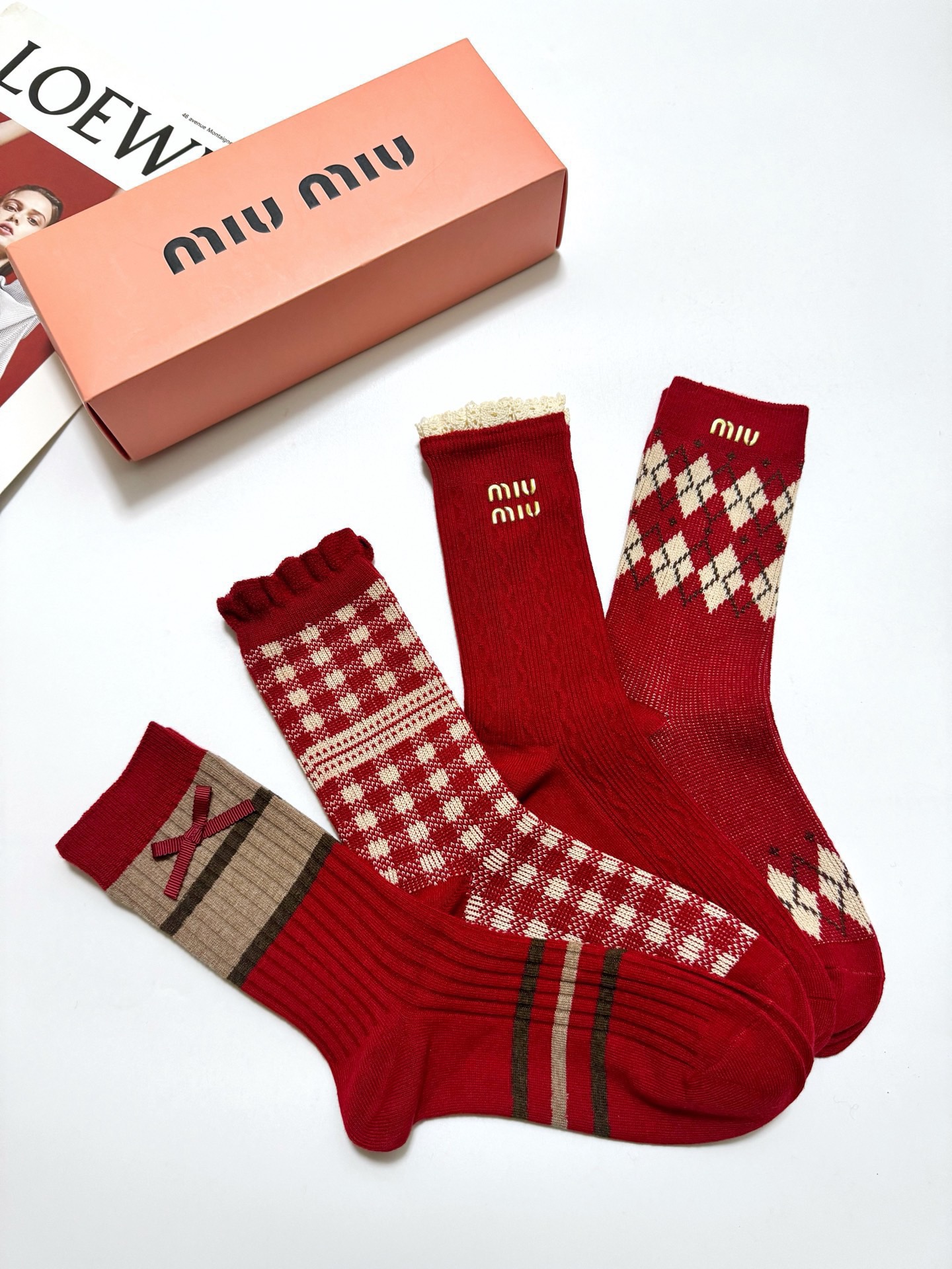 🌟 【一盒4双】🌟缪缪 miumiu 经典字母logo纯棉中筒袜 🌟ins爆款！专柜在售ing 🌟好看到