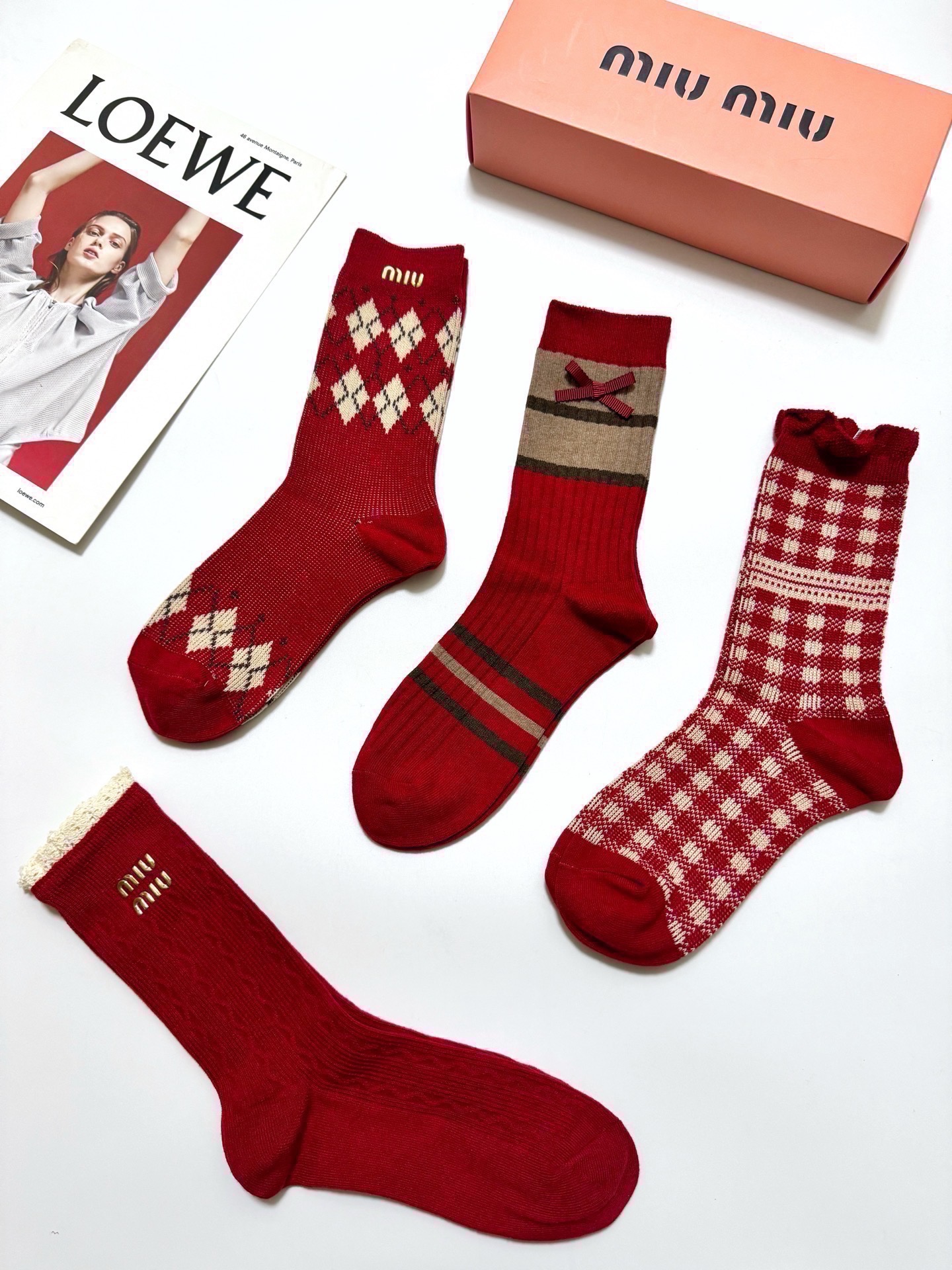 🌟 【一盒4双】🌟缪缪 miumiu 经典字母logo纯棉中筒袜 🌟ins爆款！专柜在售ing 🌟好看到