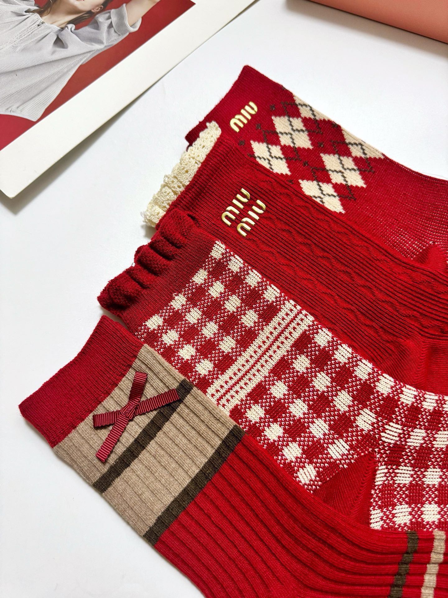 🌟 【一盒4双】🌟缪缪 miumiu 经典字母logo纯棉中筒袜 🌟ins爆款！专柜在售ing 🌟好看到