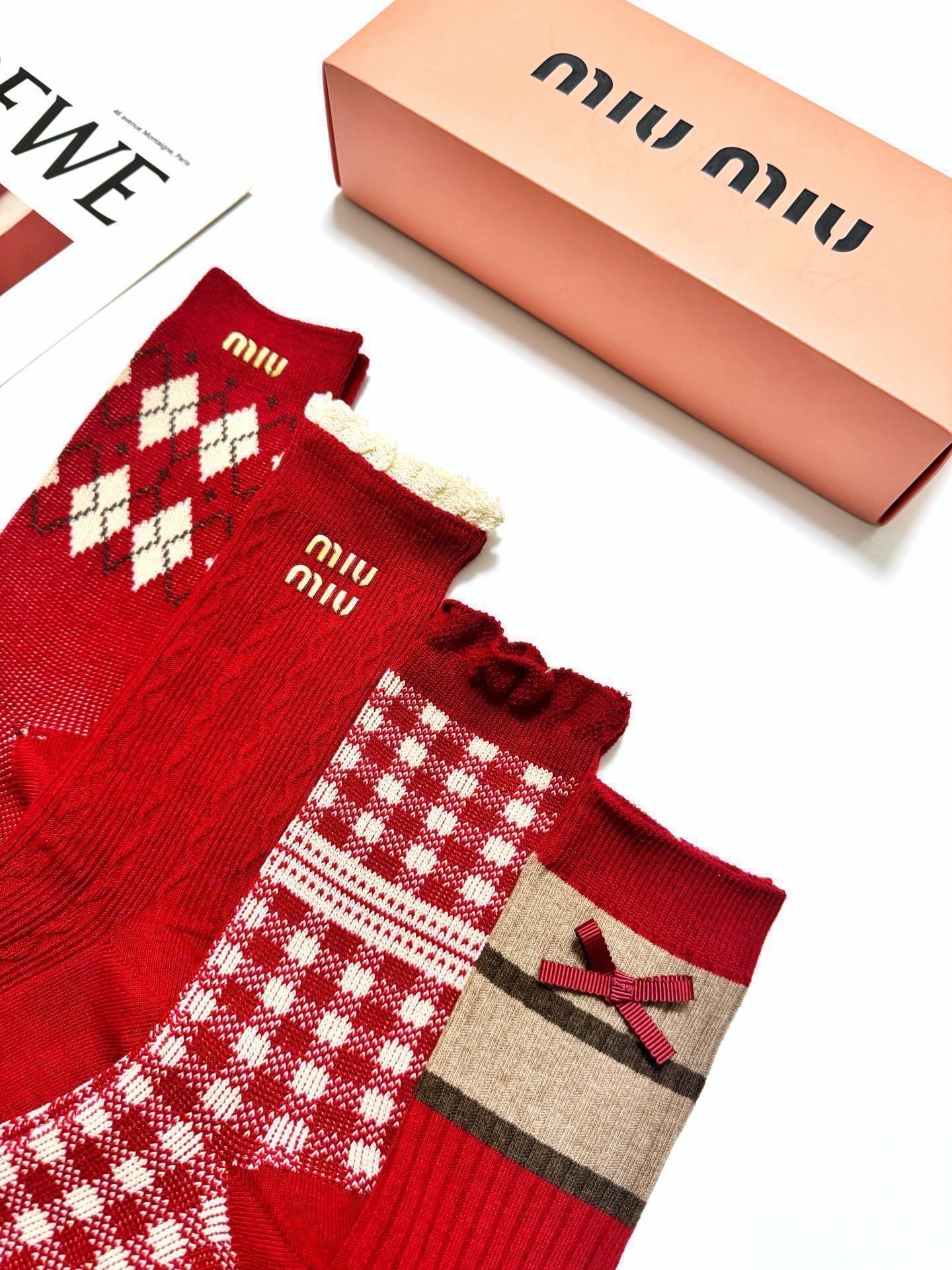 🌟 【一盒4双】🌟缪缪 miumiu 经典字母logo纯棉中筒袜 🌟ins爆款！专柜在售ing 🌟好看到