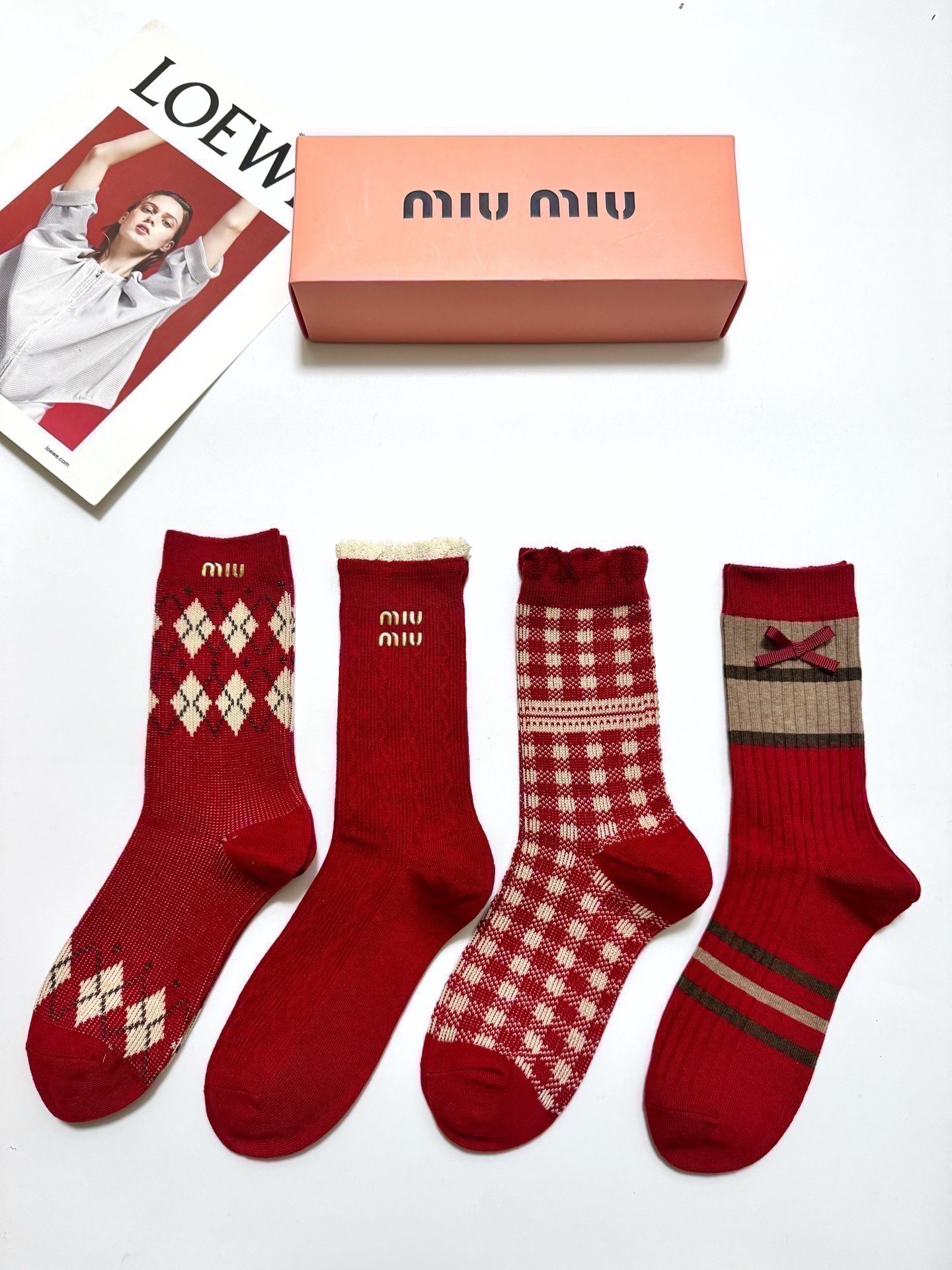 🌟 【一盒4双】🌟缪缪 miumiu 经典字母logo纯棉中筒袜 🌟ins爆款！专柜在售ing 🌟好看到