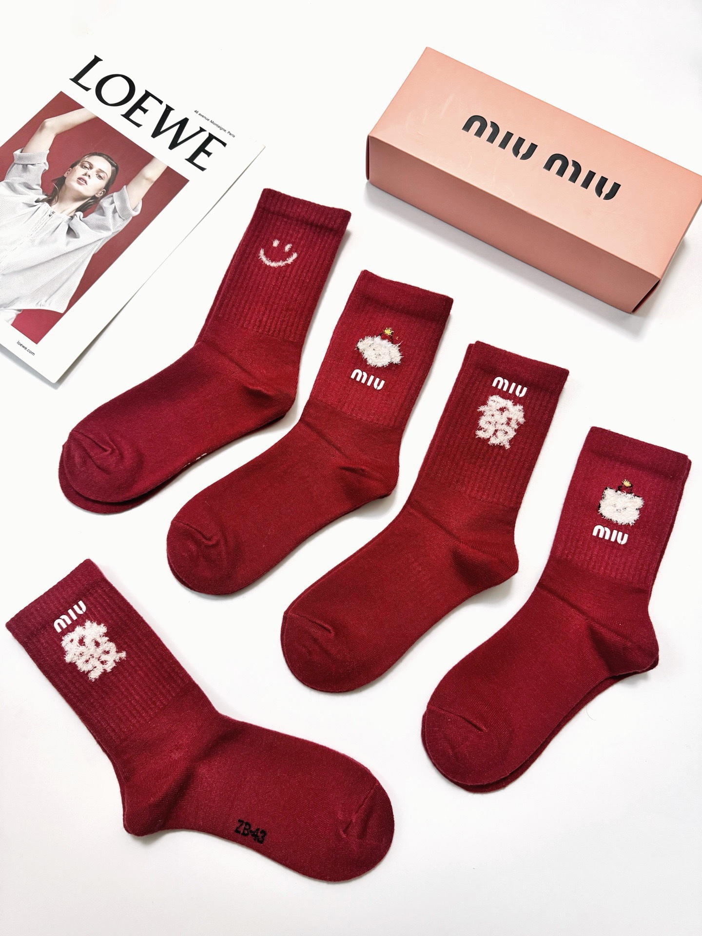 配包装🌟【一盒5双】🌟 缪缪 miumiu 爆款经典字母 羊绒中筒袜 年袜 🔥羊绒混纺 材质，超完美结合