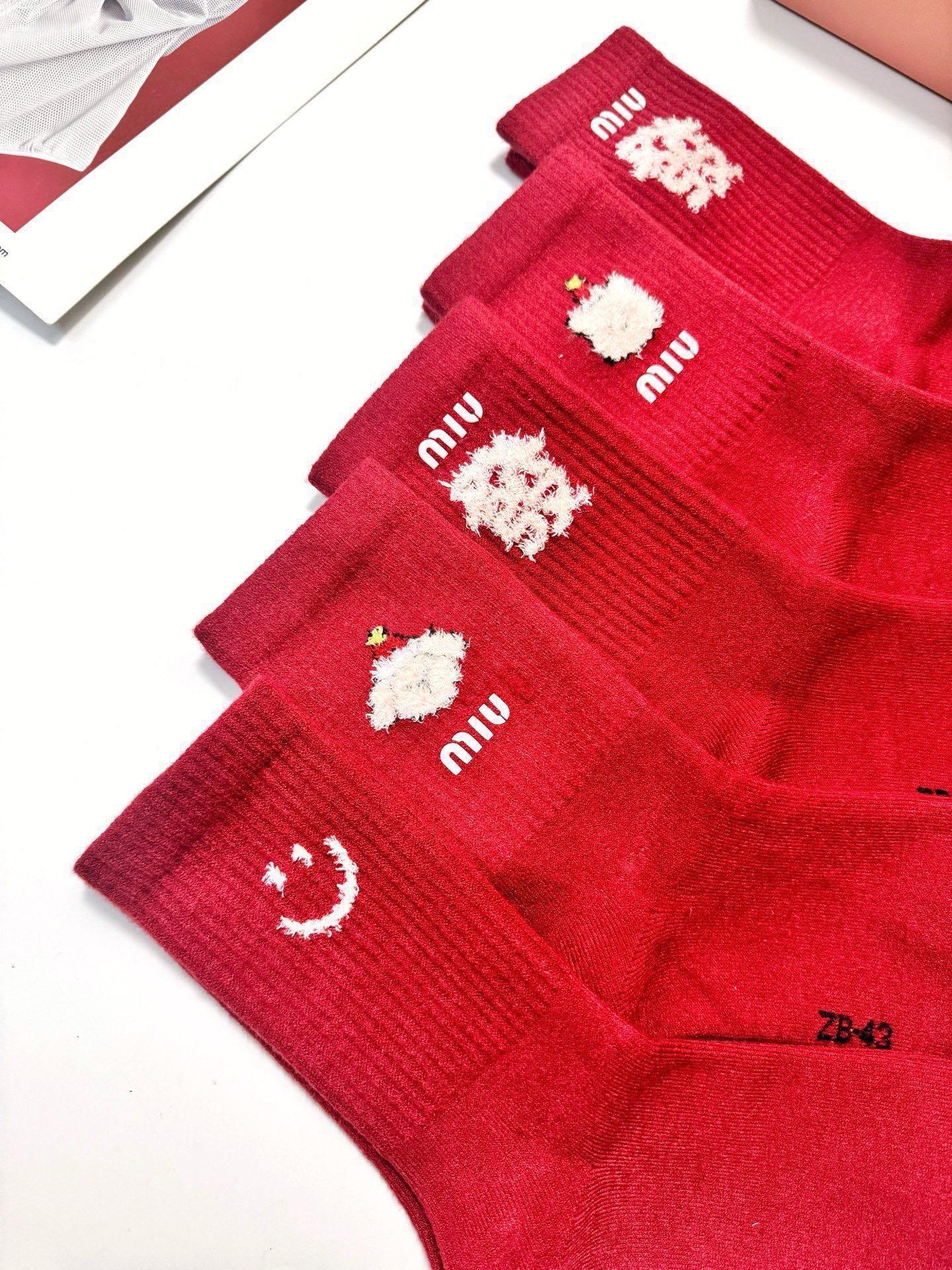 配包装🌟【一盒5双】🌟 缪缪 miumiu 爆款经典字母 羊绒中筒袜 年袜 🔥羊绒混纺 材质，超完美结合