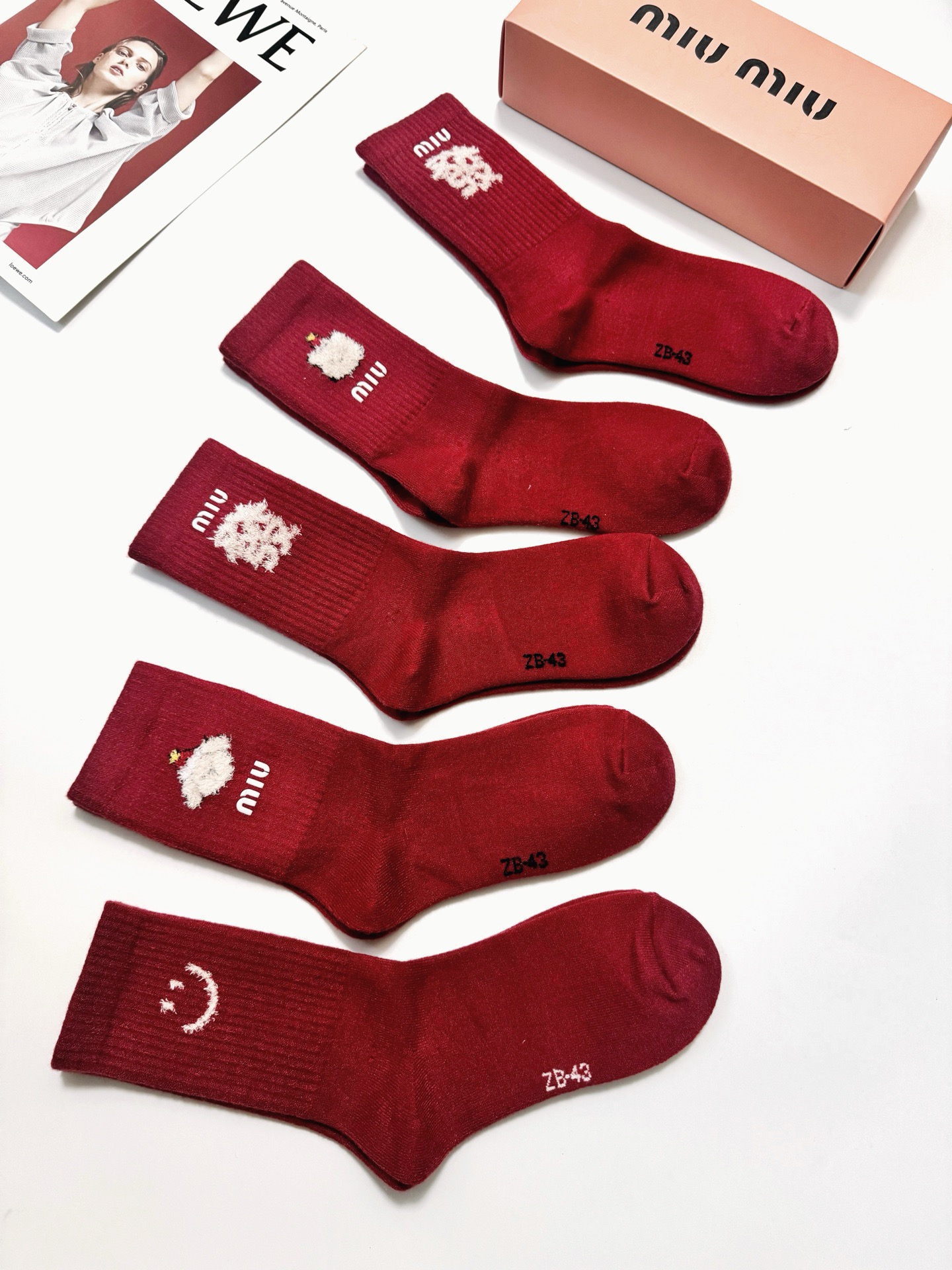 配包装🌟【一盒5双】🌟 缪缪 miumiu 爆款经典字母 羊绒中筒袜 年袜 🔥羊绒混纺 材质，超完美结合