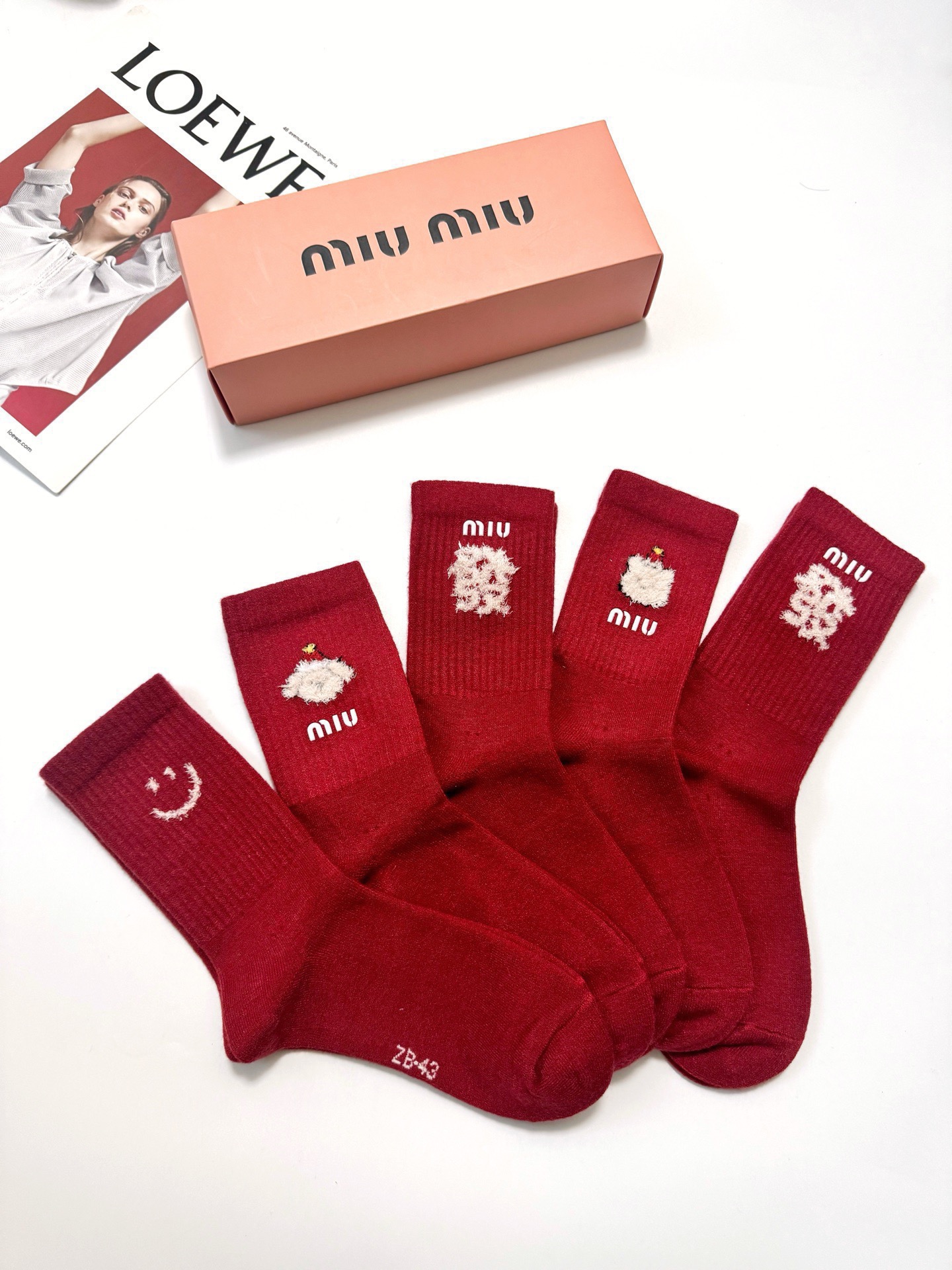 配包装🌟【一盒5双】🌟 缪缪 miumiu 爆款经典字母 羊绒中筒袜 年袜 🔥羊绒混纺 材质，超完美结合